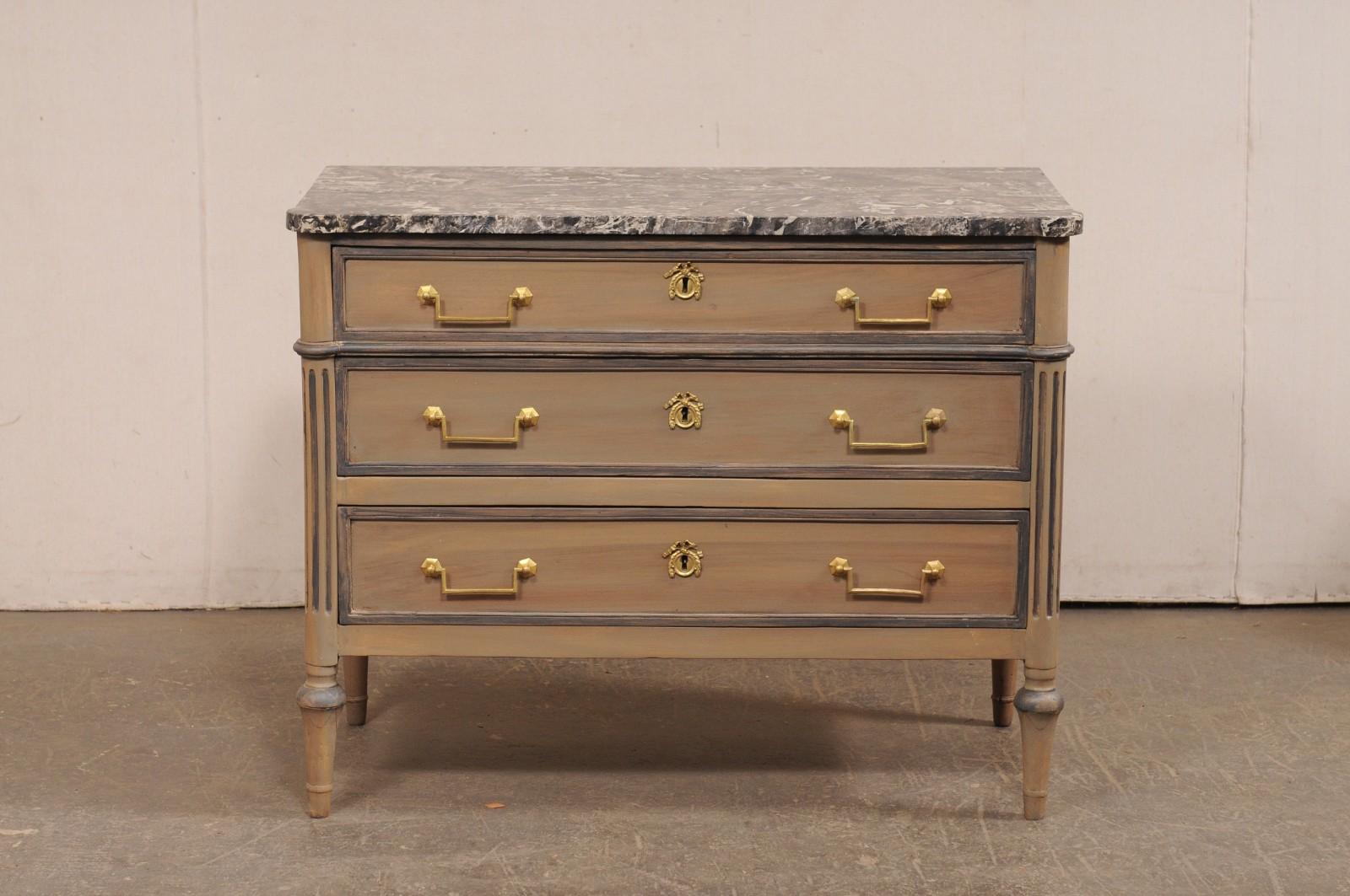 Commodo neoclassico francese con piano in marmo e ferramenta in ottone, XIX sec. in vendita 6
