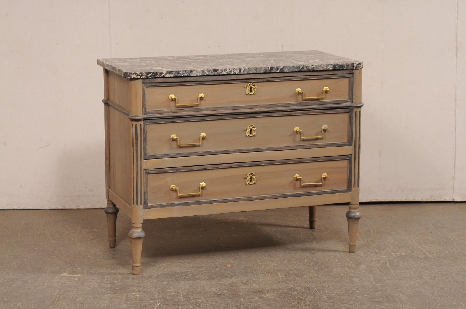 Una commode neoclassica francese, con ferramenta in ottone e piano in marmo originale, risalente al XIX secolo. Questo antico cassettone francese presenta un piano in marmo di forma rettangolare, con angoli pronunciati e arrotondati nella parte