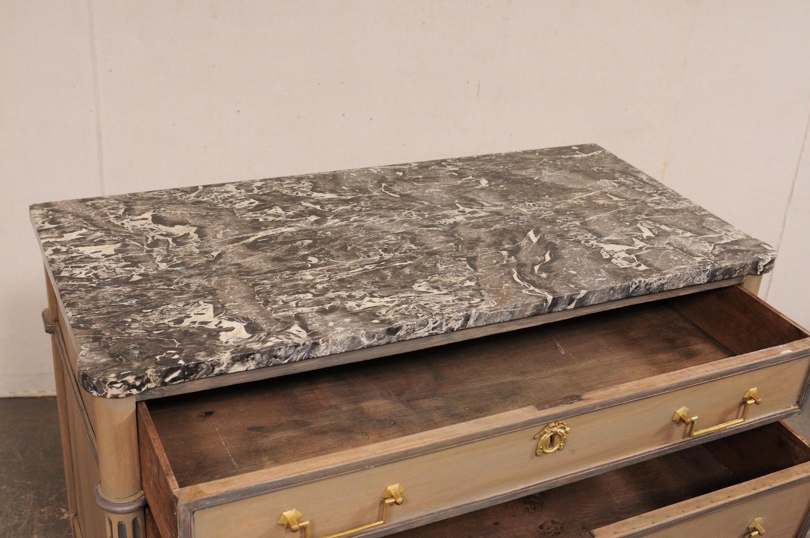 XIX secolo Commodo neoclassico francese con piano in marmo e ferramenta in ottone, XIX sec. in vendita
