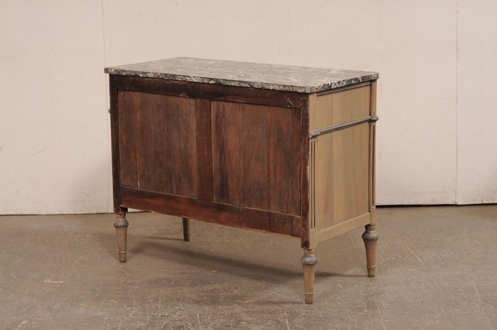 Commodo neoclassico francese con piano in marmo e ferramenta in ottone, XIX sec. in vendita 1