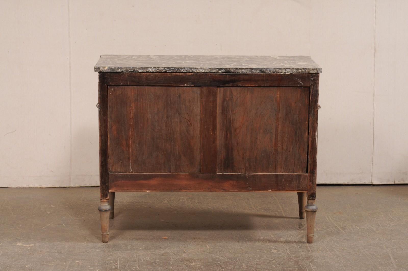 Commodo neoclassico francese con piano in marmo e ferramenta in ottone, XIX sec. in vendita 2