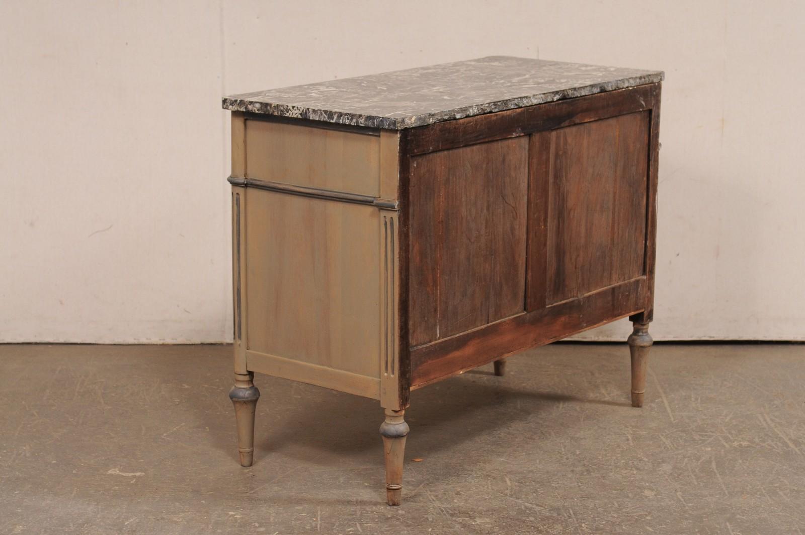 Commodo neoclassico francese con piano in marmo e ferramenta in ottone, XIX sec. in vendita 3