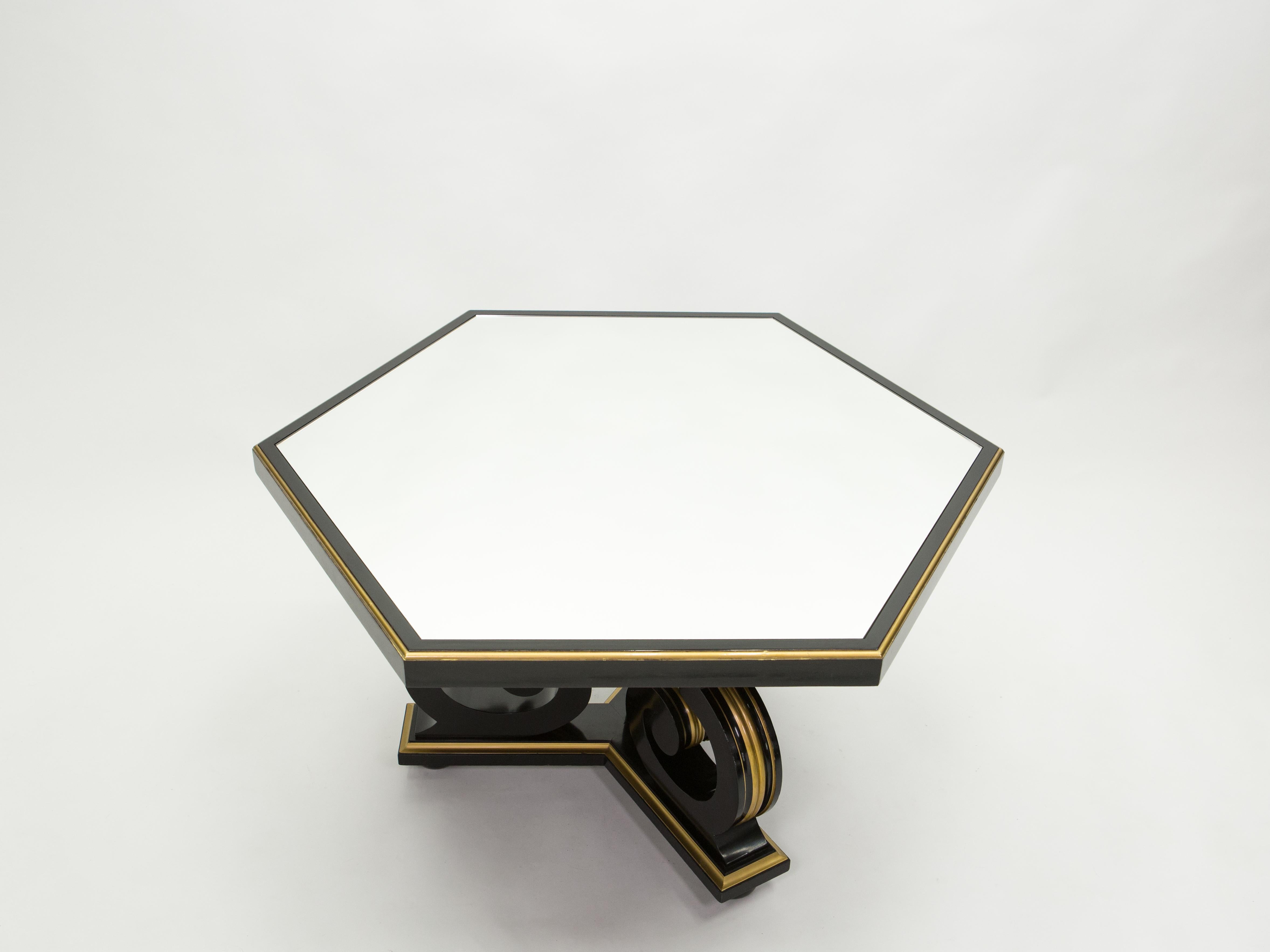 Cette luxueuse table hexagonale de salle à manger ou de centre est signée par le designer néoclassique français Maurice Hirsch, et a été fabriquée comme table de bridge au début des années 1970. Typique du designer, cette pièce s'inspire du XIXe