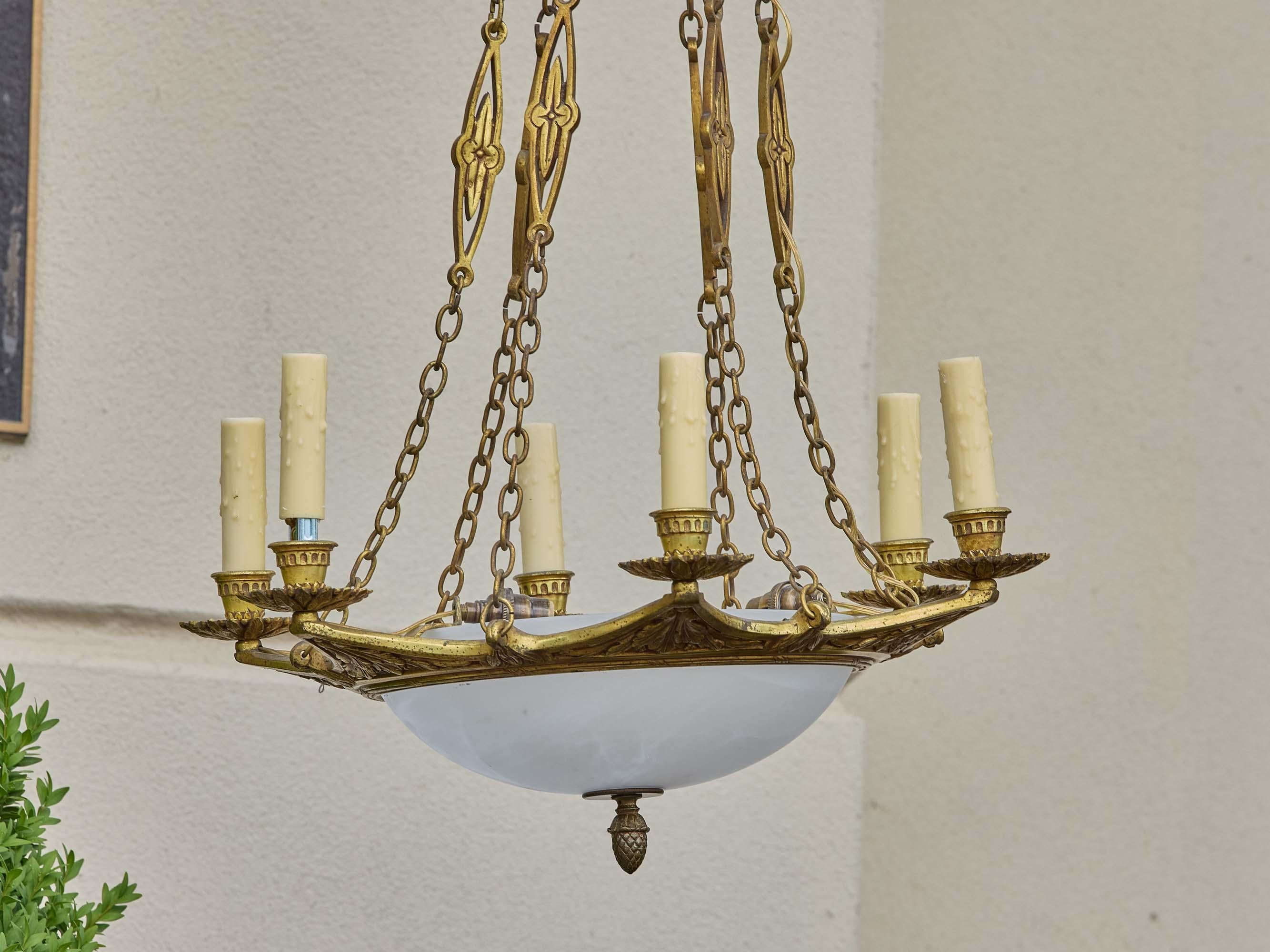 Neoklassizistischer französischer Neun-Licht-Kronleuchter aus Alabaster und vergoldeter Bronze, 19. (Neoklassisches Revival) im Angebot