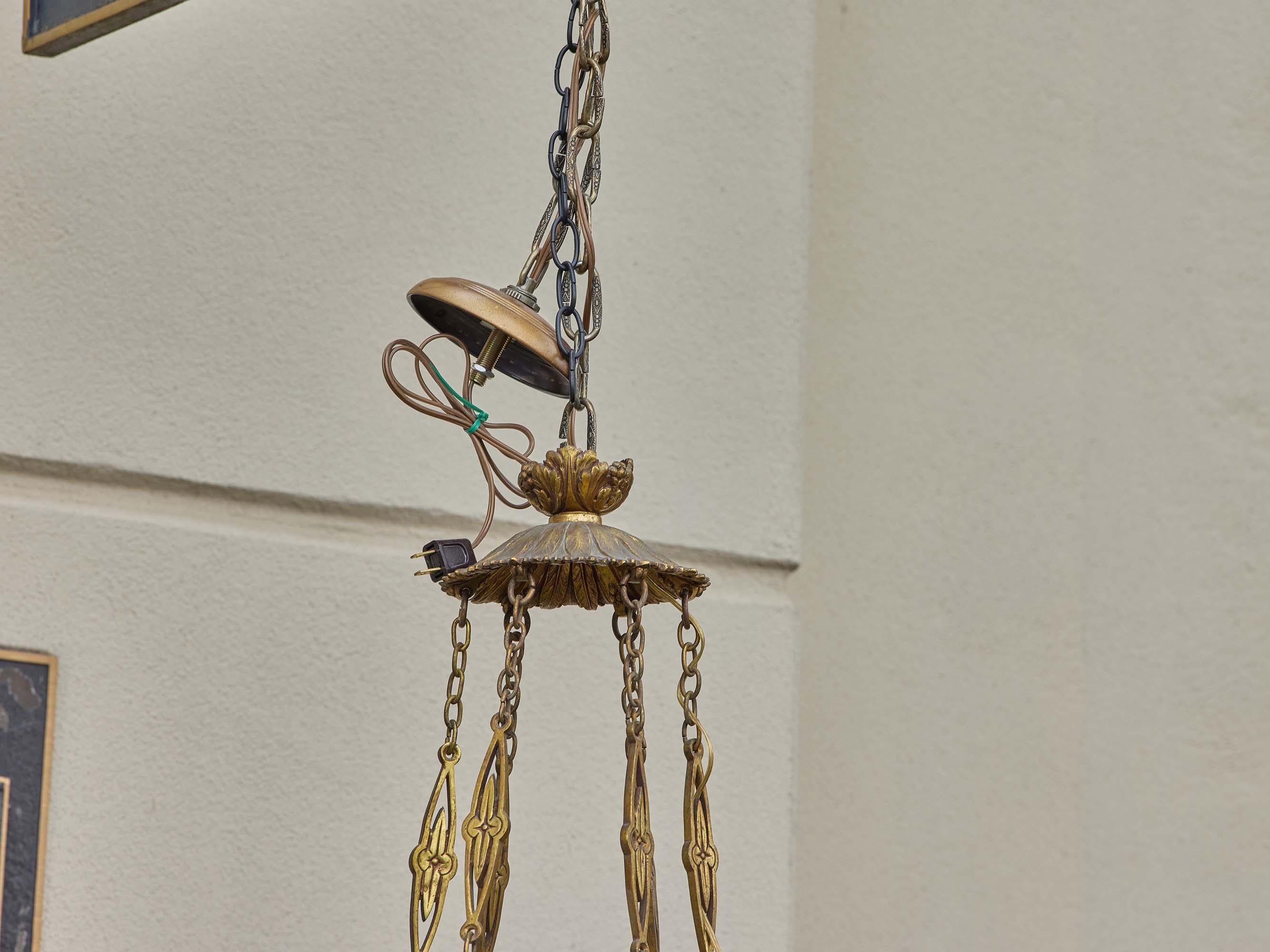 Neoklassizistischer französischer Neun-Licht-Kronleuchter aus Alabaster und vergoldeter Bronze, 19. (Französisch) im Angebot