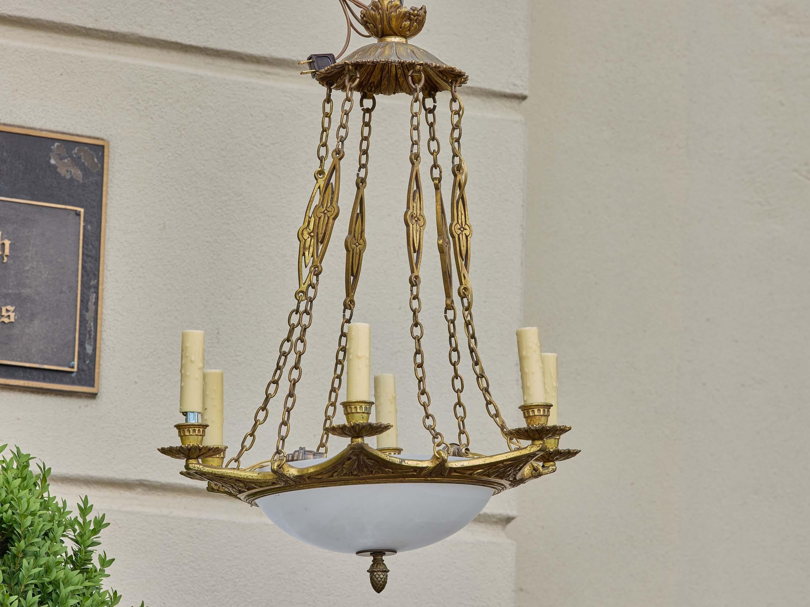 Neoklassizistischer französischer Neun-Licht-Kronleuchter aus Alabaster und vergoldeter Bronze, 19. (Vergoldet) im Angebot