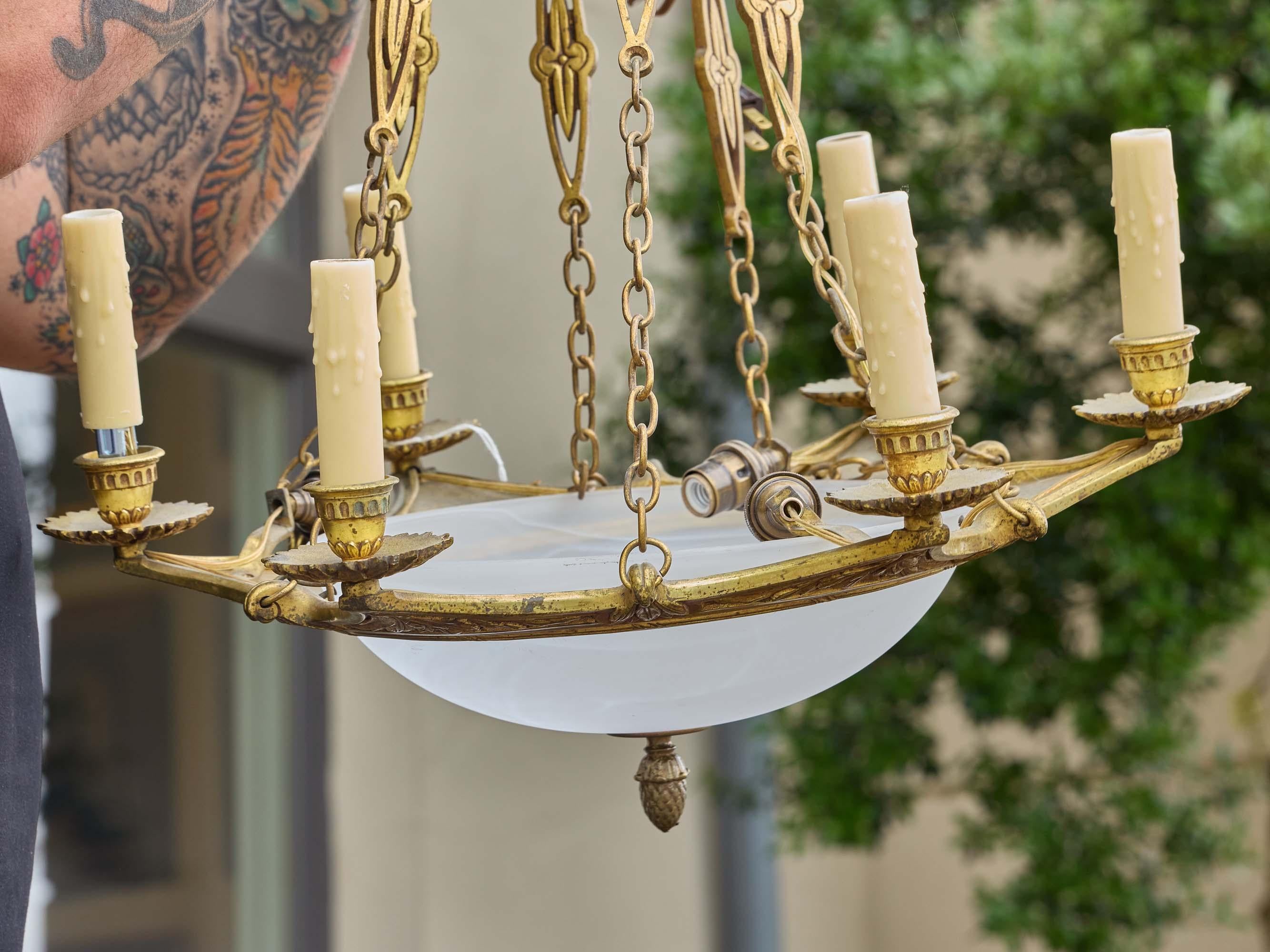Neoklassizistischer französischer Neun-Licht-Kronleuchter aus Alabaster und vergoldeter Bronze, 19. im Zustand „Gut“ im Angebot in Atlanta, GA