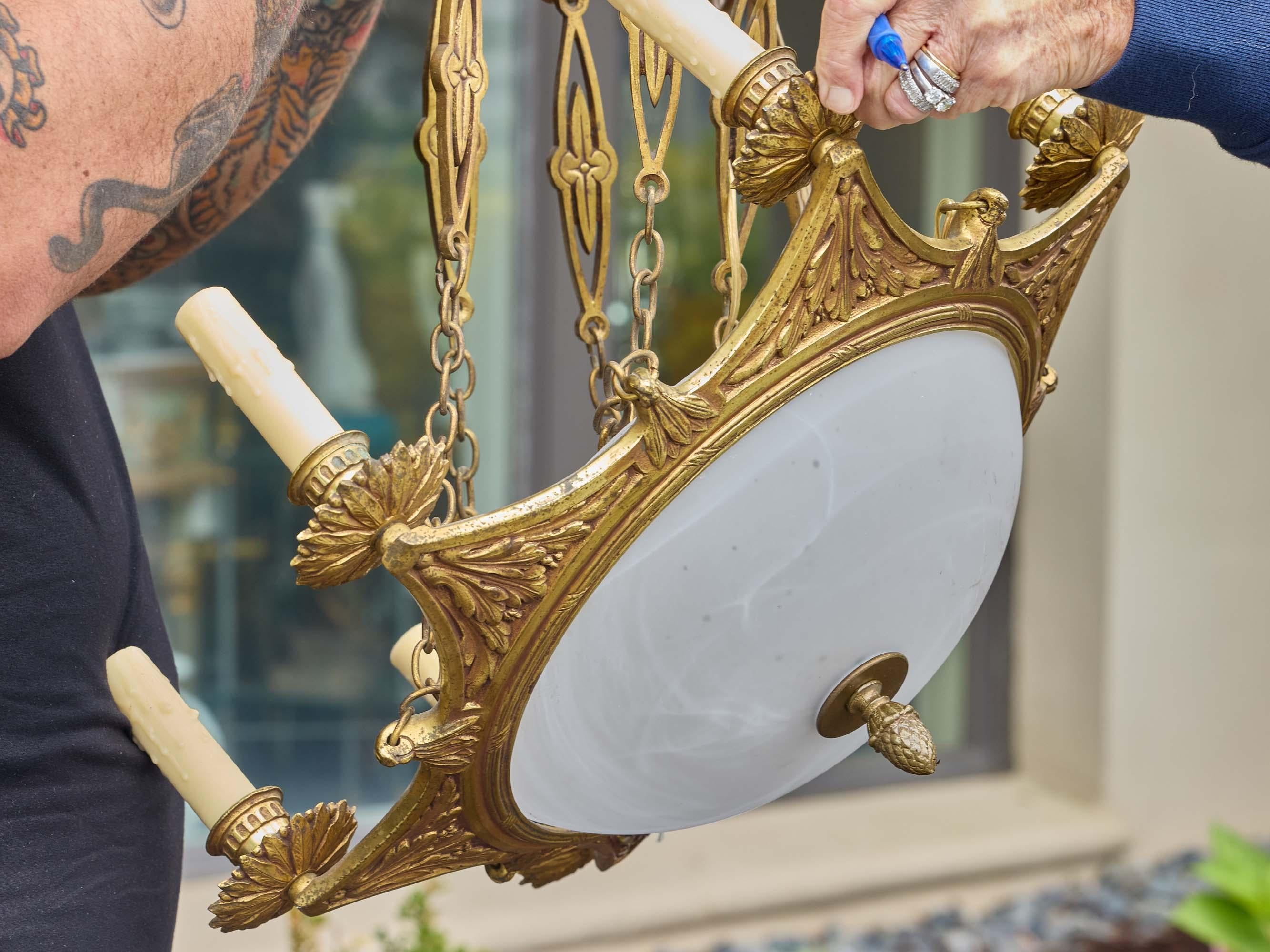 Neoklassizistischer französischer Neun-Licht-Kronleuchter aus Alabaster und vergoldeter Bronze, 19. (19. Jahrhundert) im Angebot