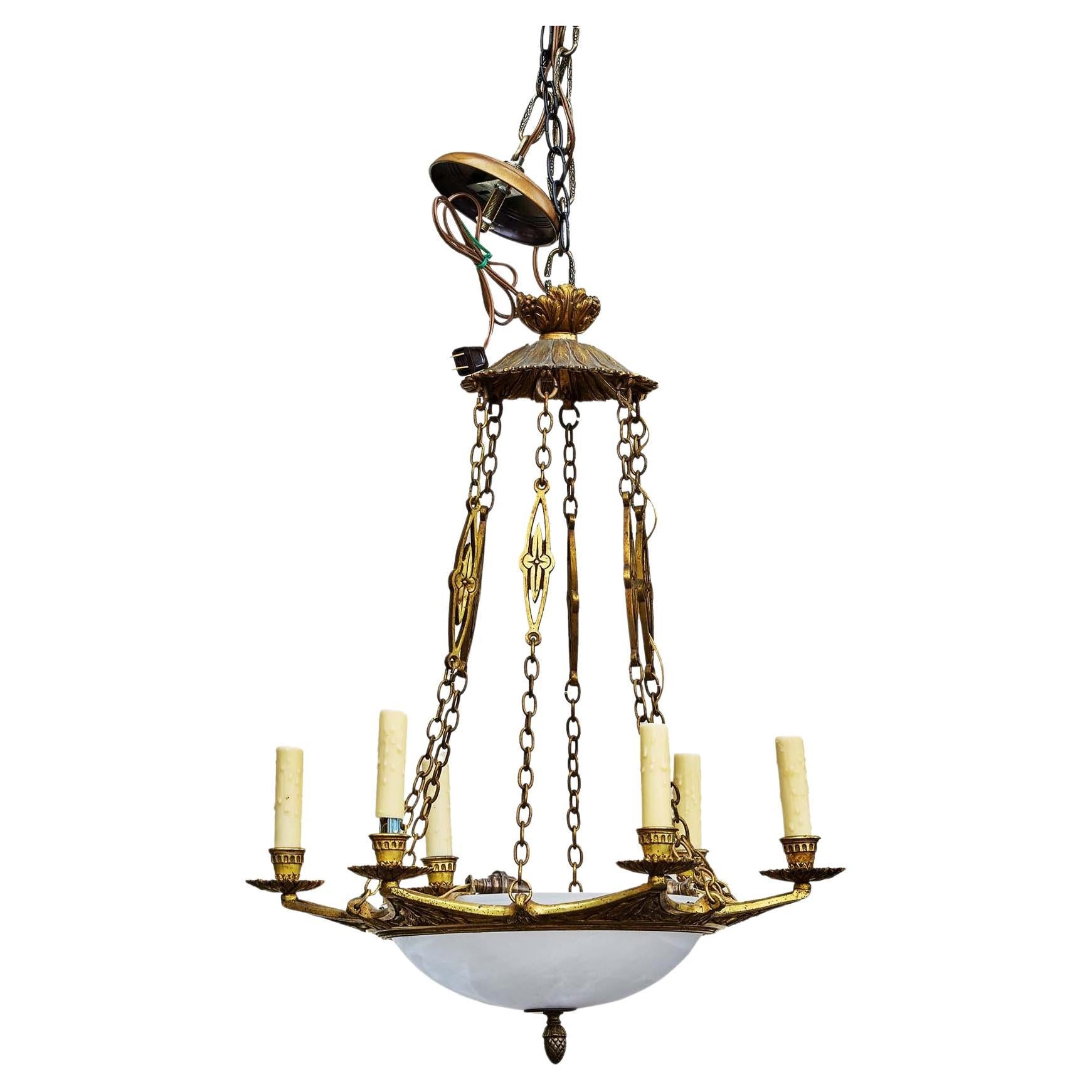 Neoklassizistischer französischer Neun-Licht-Kronleuchter aus Alabaster und vergoldeter Bronze, 19. im Angebot