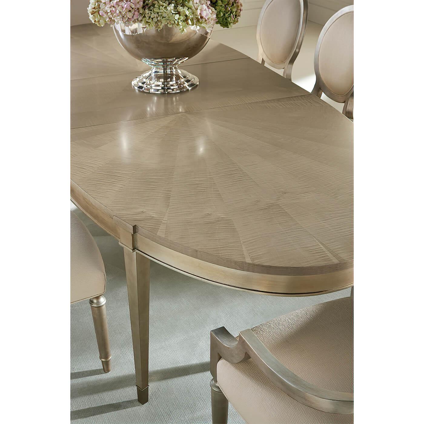 Néoclassique Table de salle à manger néoclassique française à rallonge ovale en vente