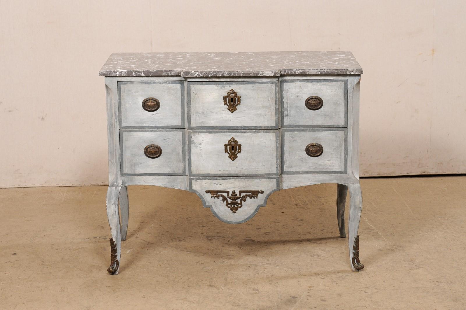 Cassettone neoclassico francese in legno dipinto con piano in marmo del XIX secolo. in vendita 6