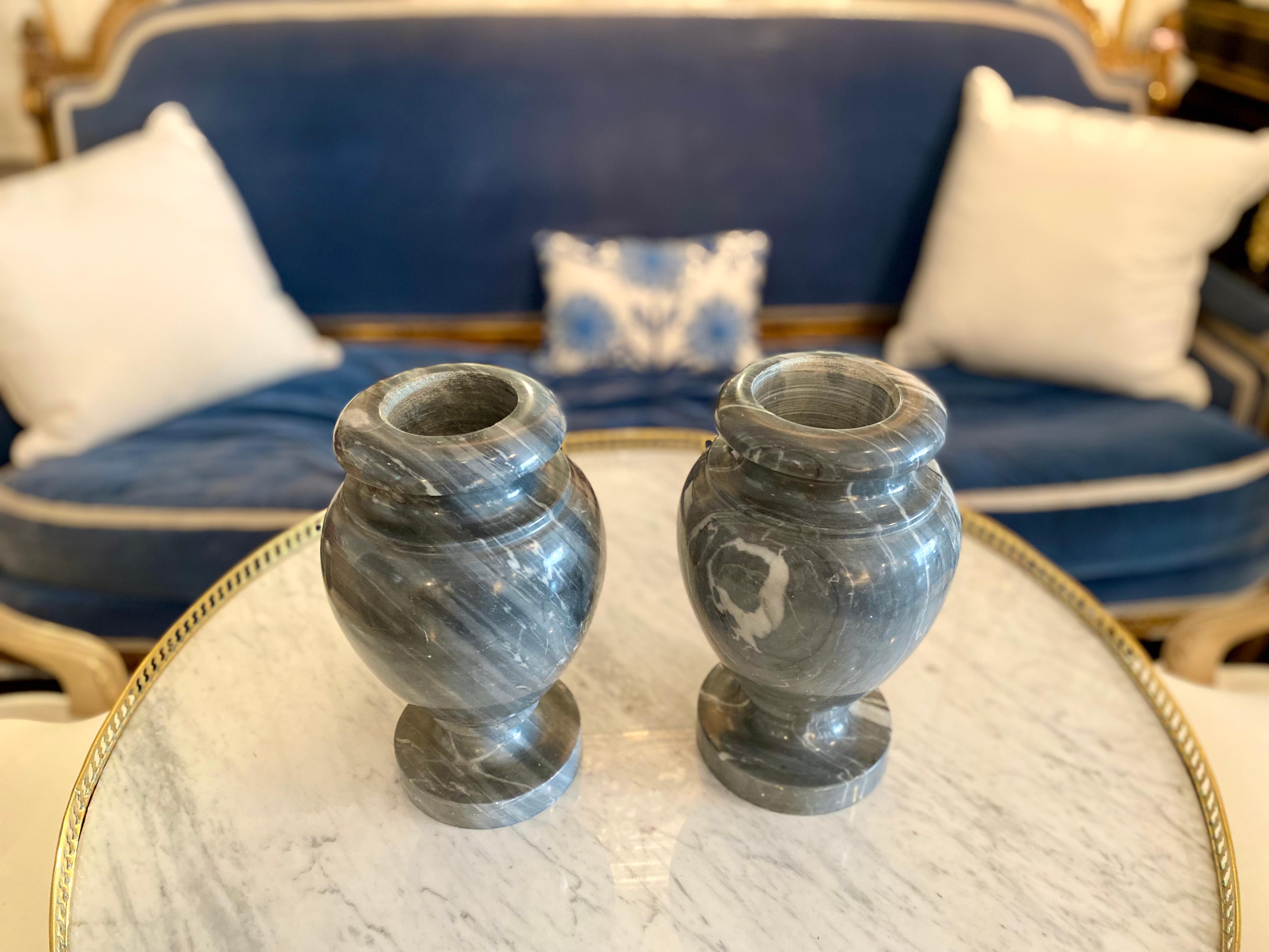 Paar neoklassizistische Urnen aus grauem Marmor im neoklassischen Stil im Angebot 4