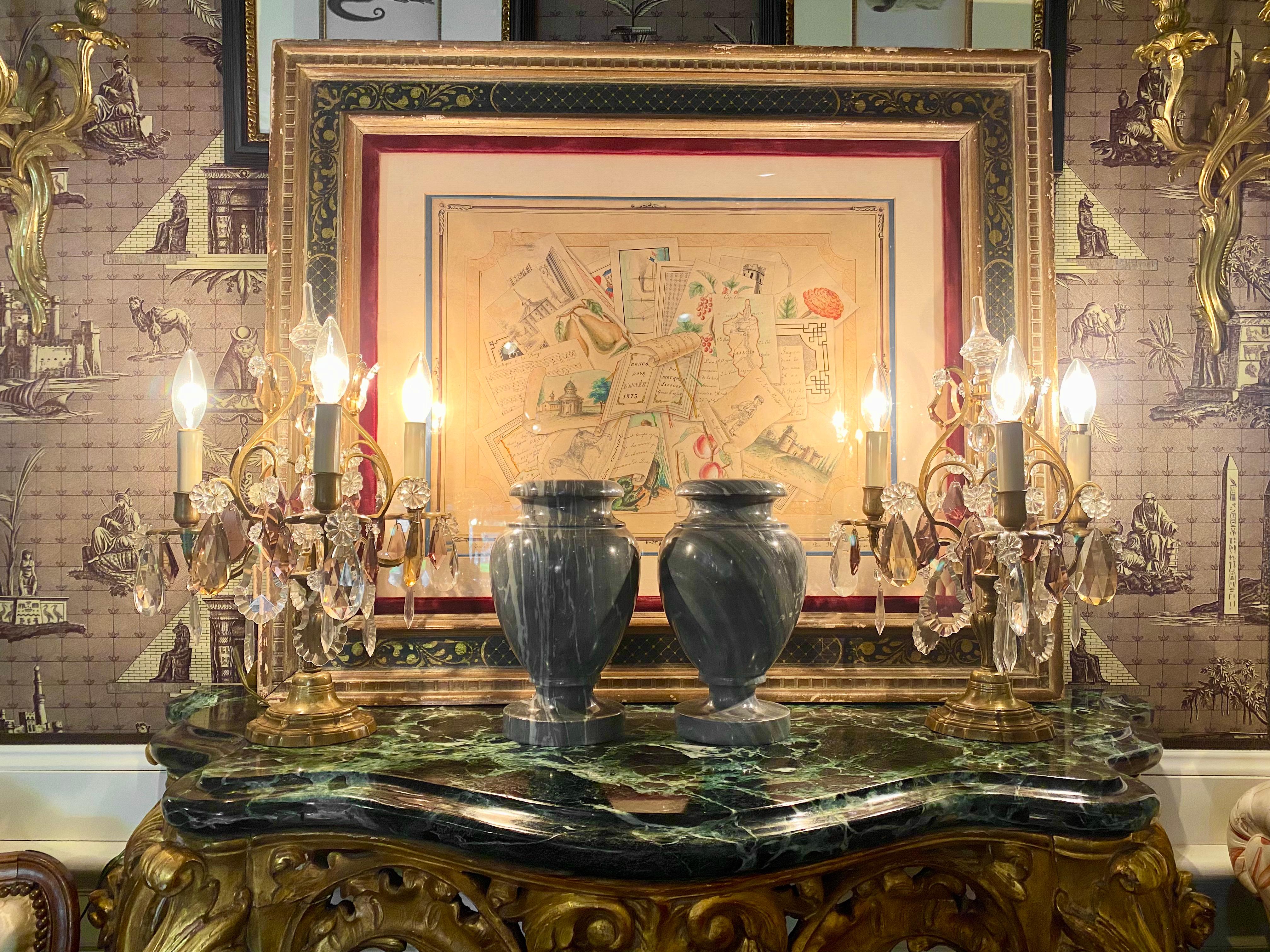 Coppia di urne neoclassiche francesi in marmo grigio in vendita 4