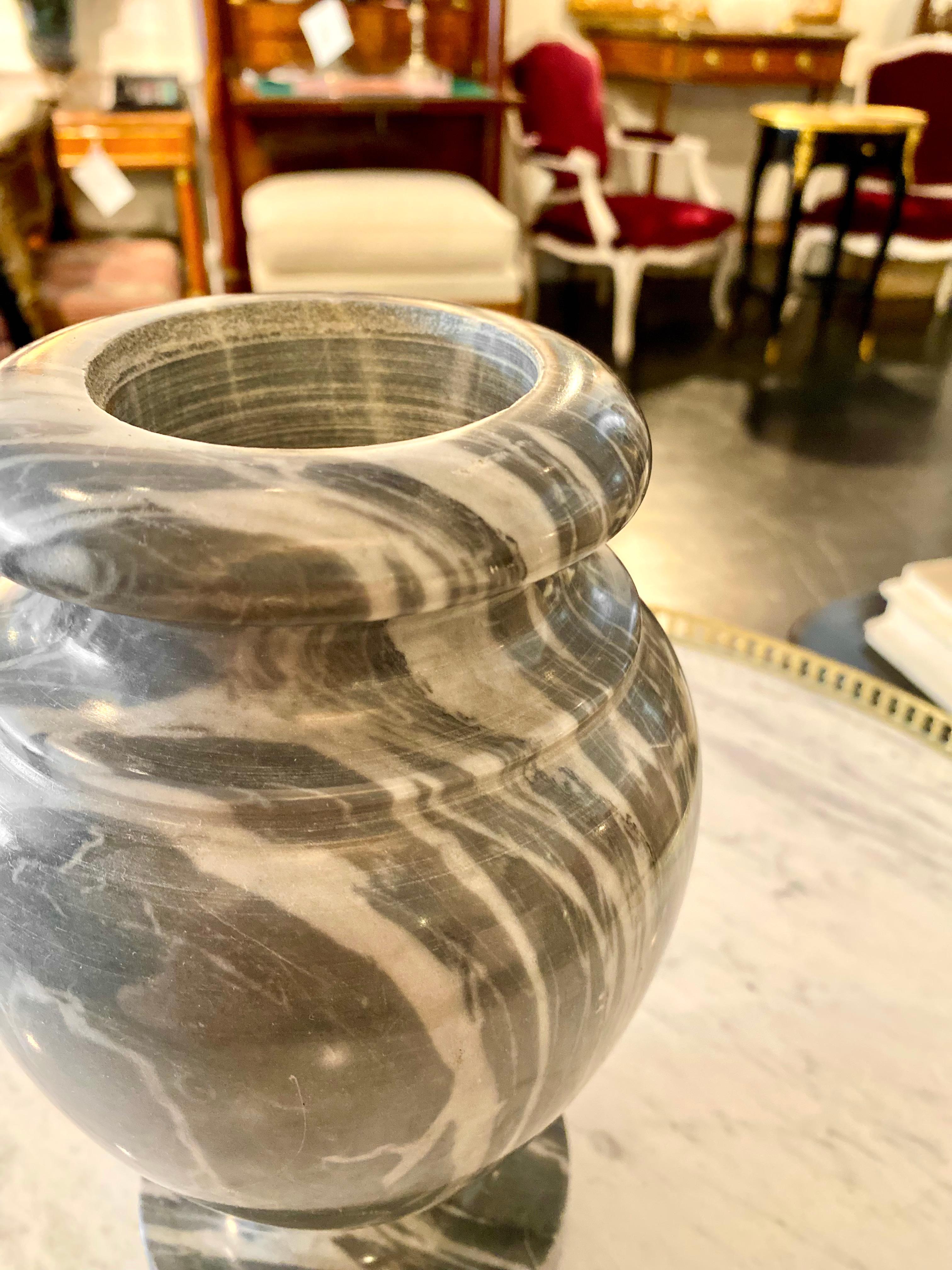 Paar neoklassizistische Urnen aus grauem Marmor im neoklassischen Stil im Angebot 6
