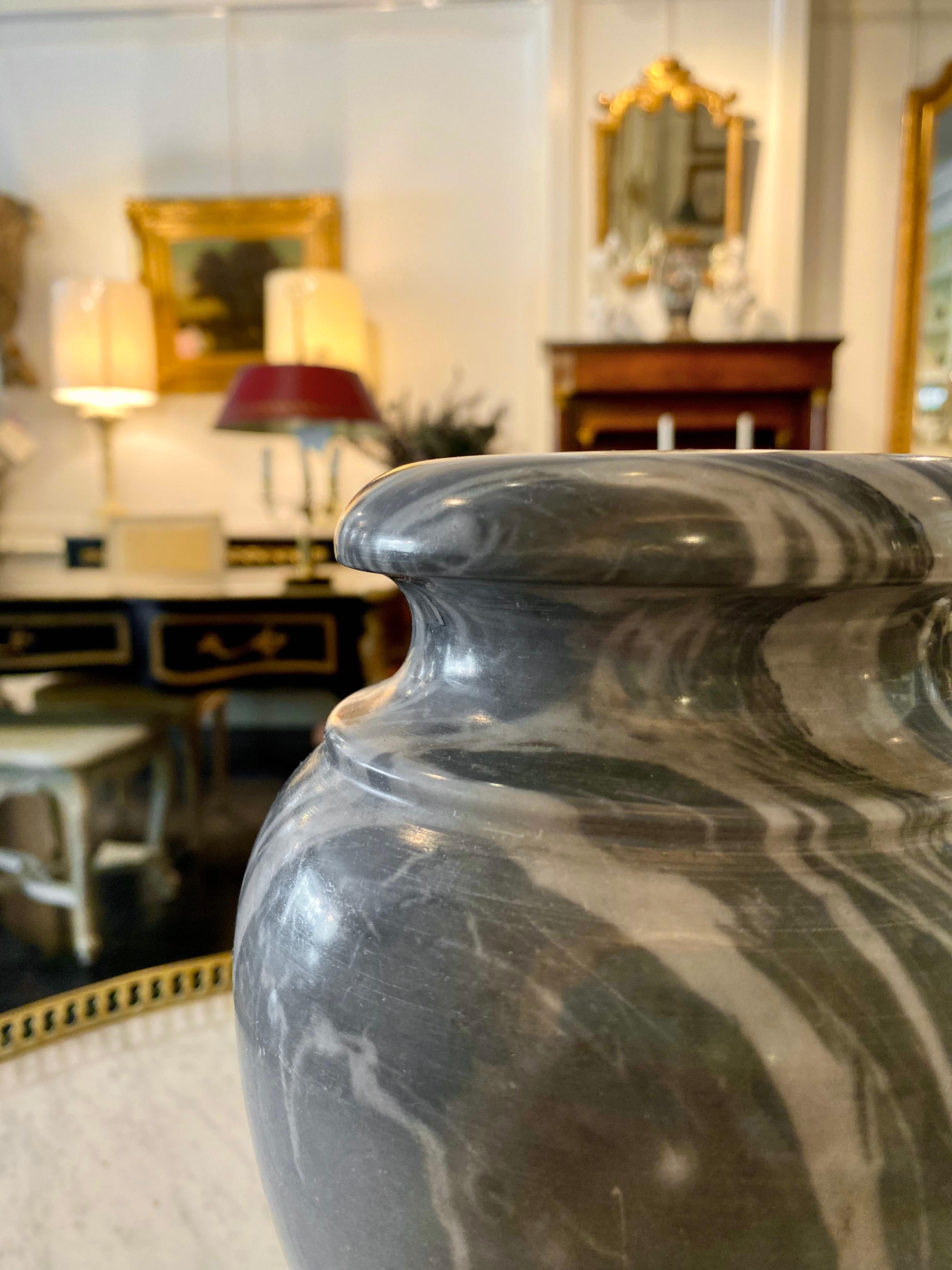 Paar neoklassizistische Urnen aus grauem Marmor im neoklassischen Stil im Angebot 7