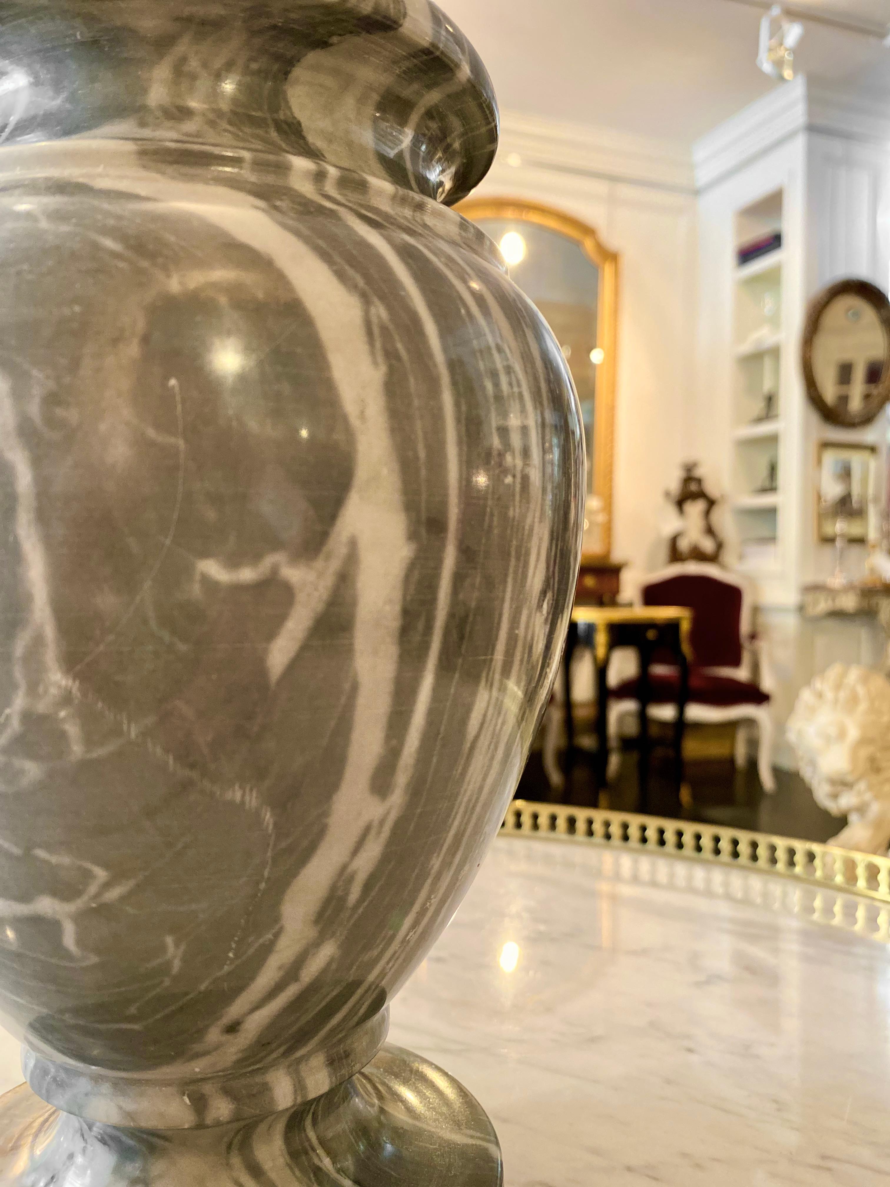 Paar neoklassizistische Urnen aus grauem Marmor im neoklassischen Stil im Angebot 9