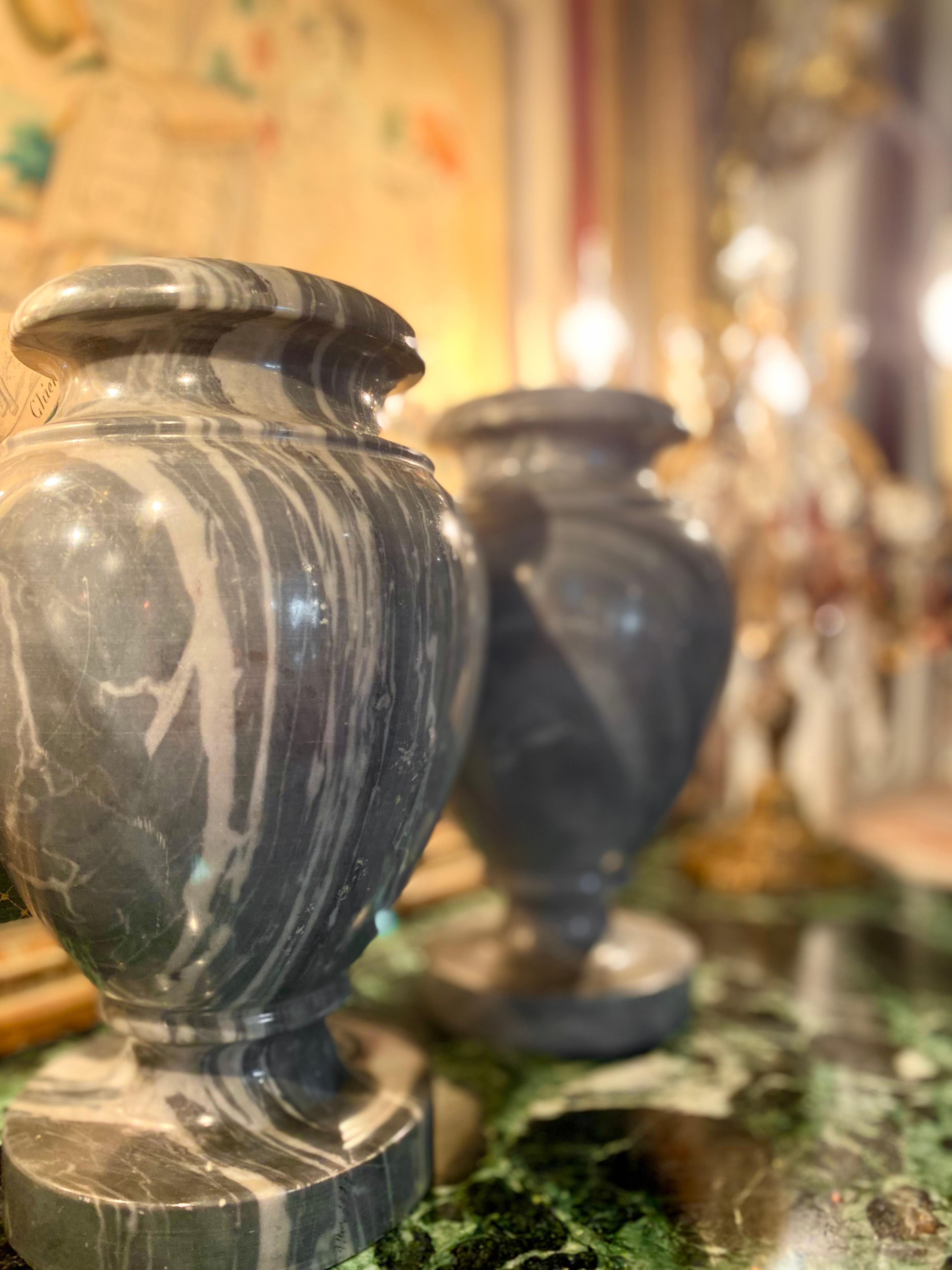 Paar neoklassizistische Urnen aus grauem Marmor im neoklassischen Stil im Angebot 10