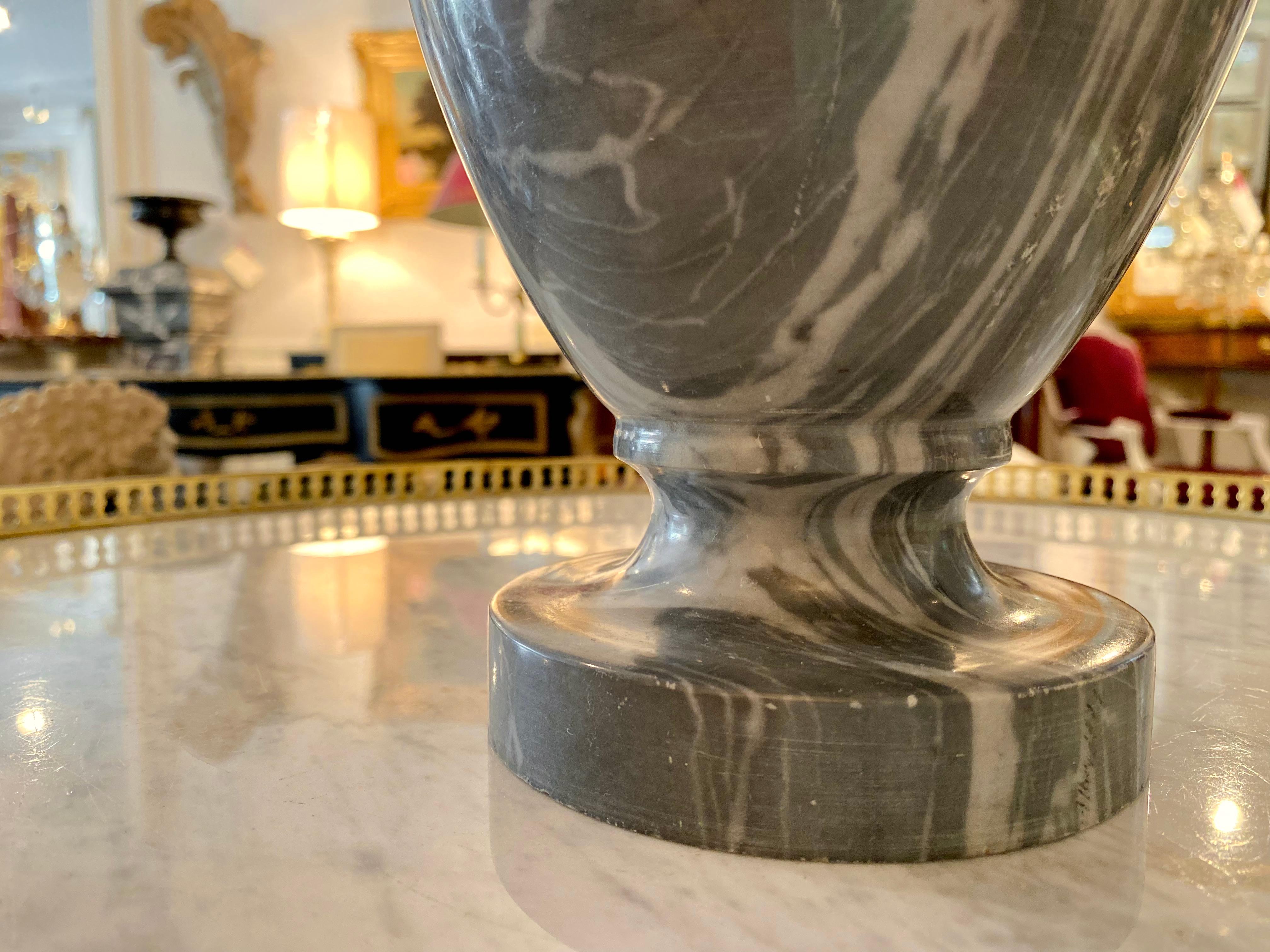 Paar neoklassizistische Urnen aus grauem Marmor im neoklassischen Stil im Angebot 11
