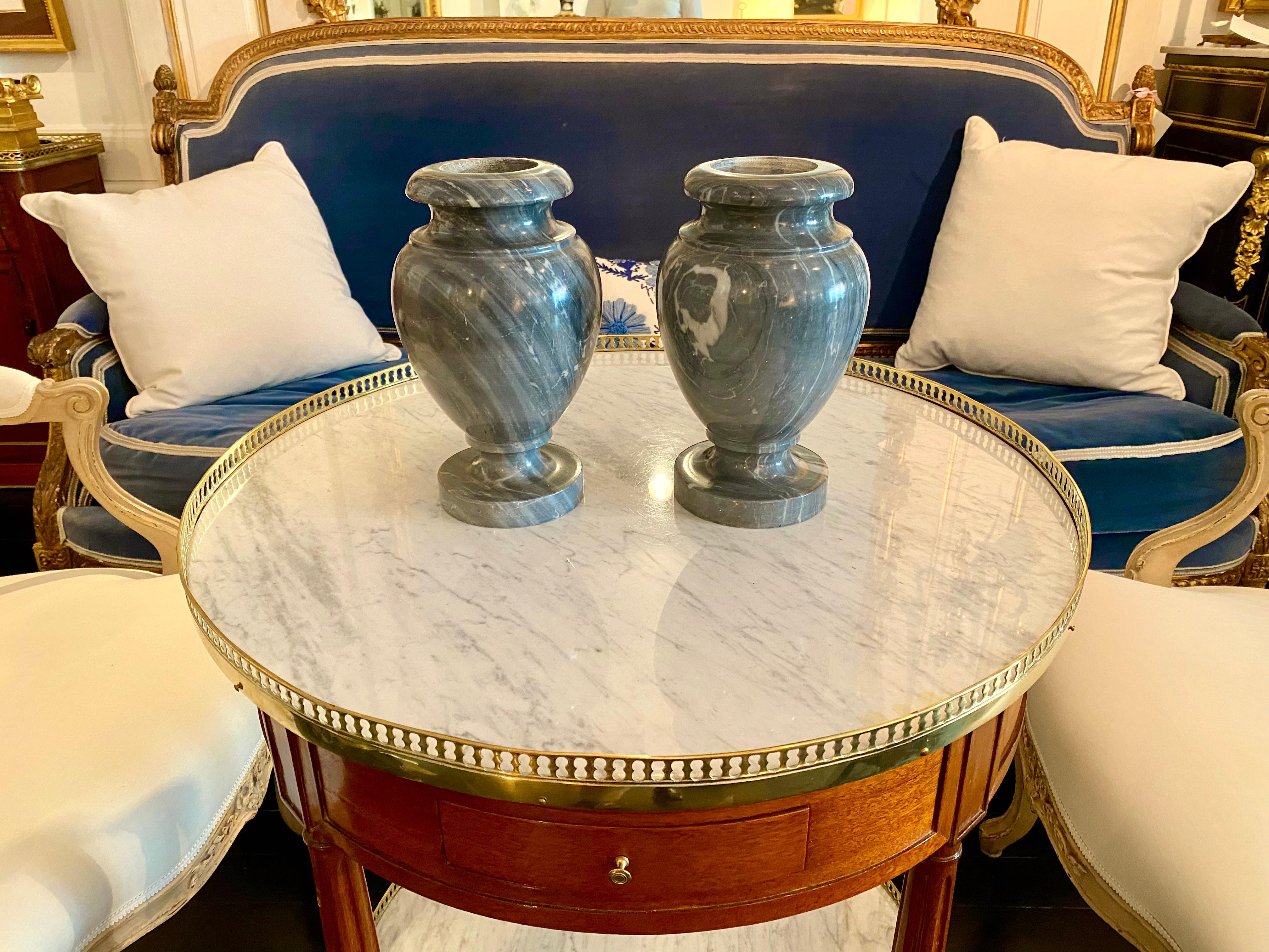Paar neoklassizistische Urnen aus grauem Marmor im neoklassischen Stil im Angebot 12