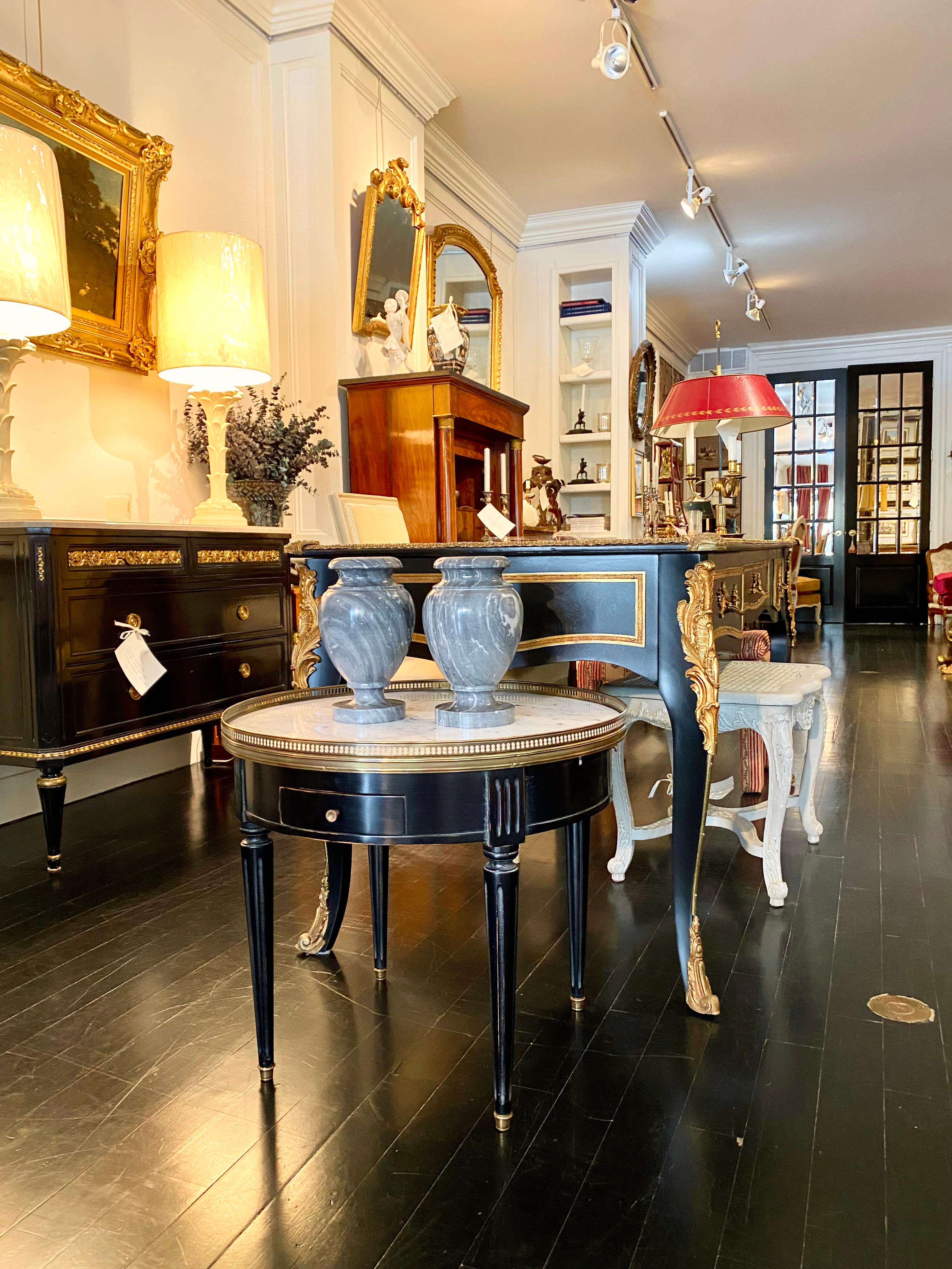 Coppia di urne neoclassiche francesi in marmo grigio in vendita 12