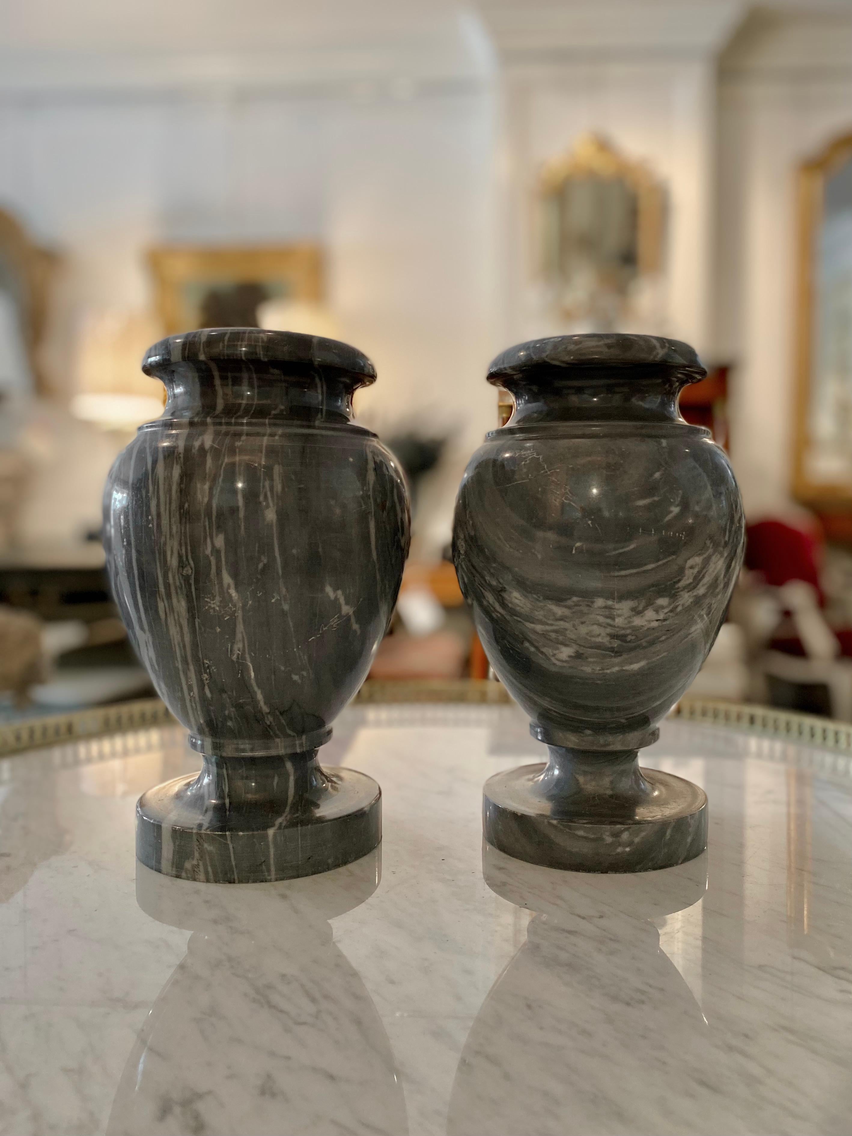 Paar neoklassizistische Urnen aus grauem Marmor im neoklassischen Stil im Angebot 14