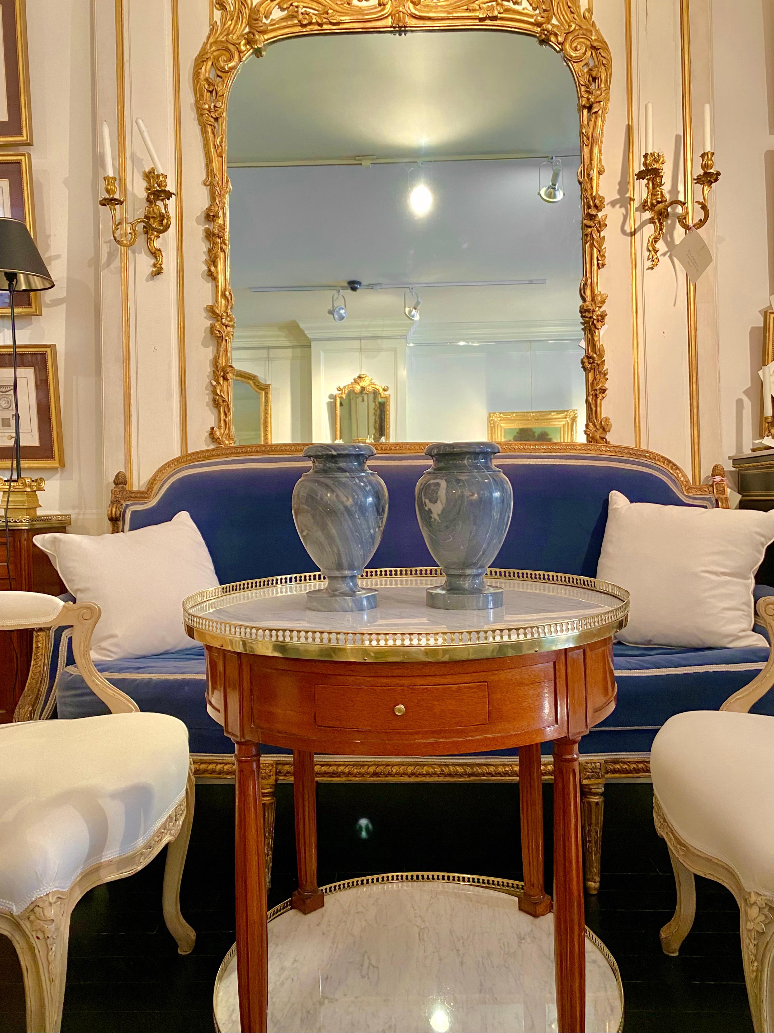 Paar neoklassizistische Urnen aus grauem Marmor im neoklassischen Stil (Neoklassisch) im Angebot