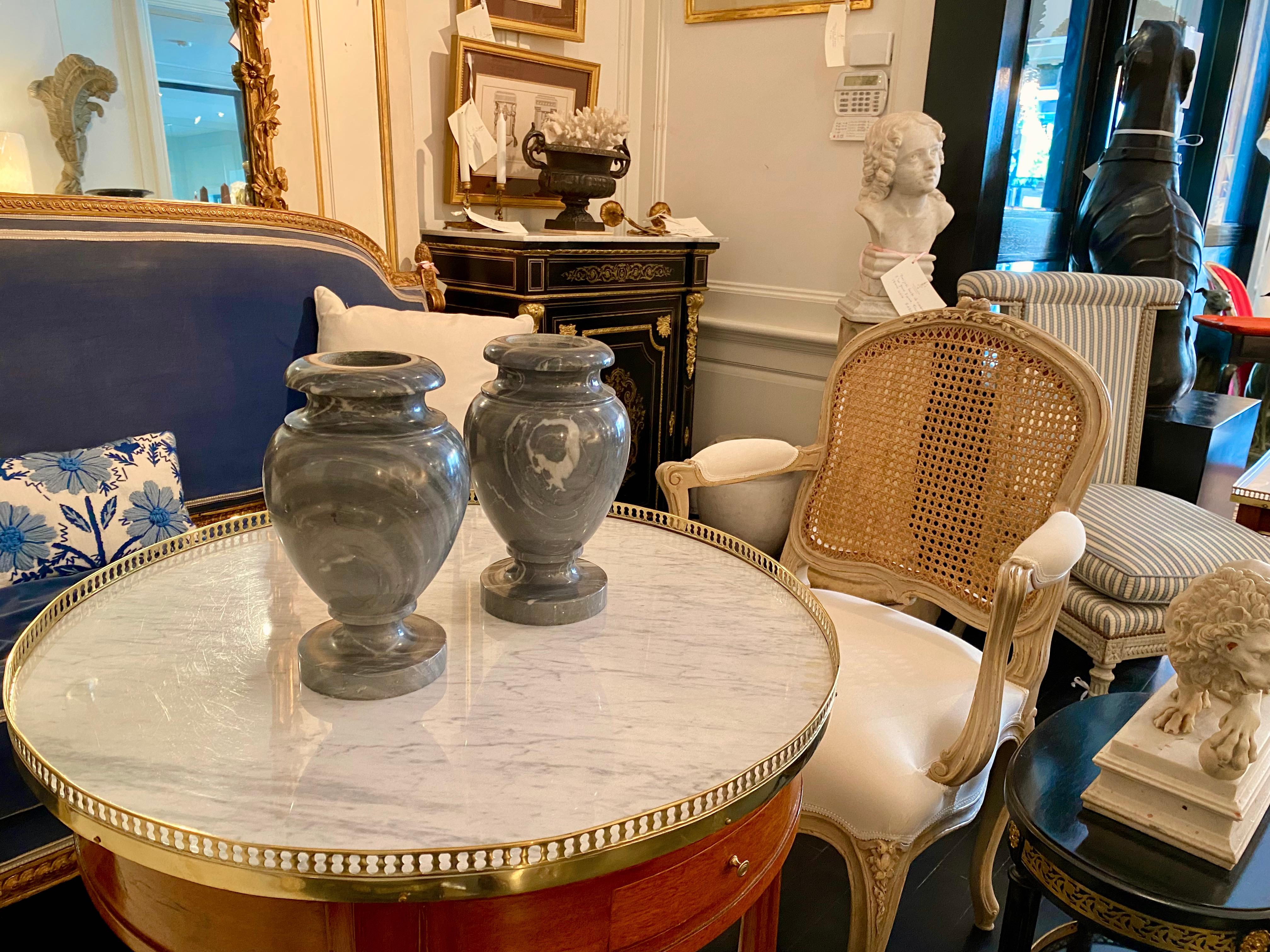 Paar neoklassizistische Urnen aus grauem Marmor im neoklassischen Stil (Französisch) im Angebot