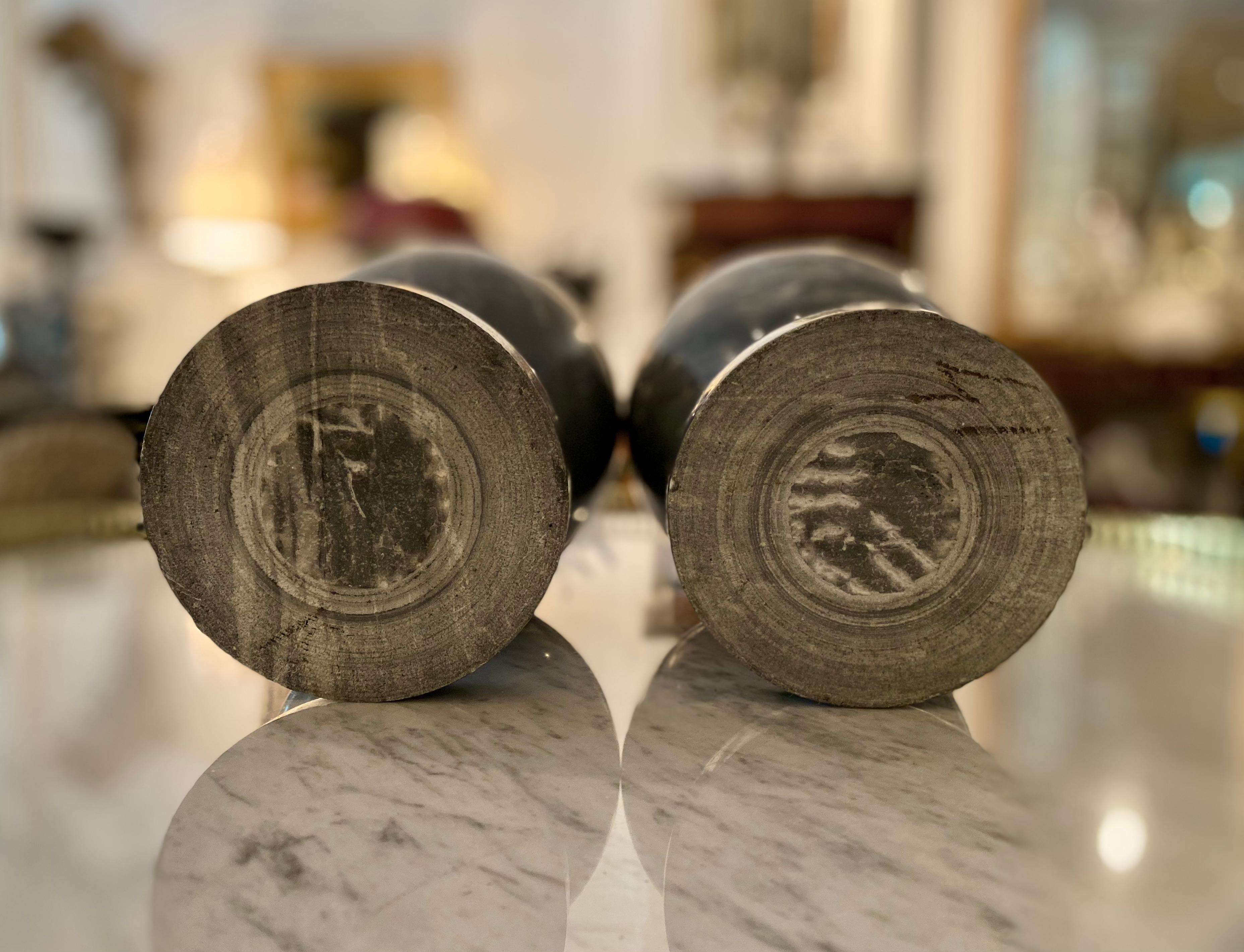 Paar neoklassizistische Urnen aus grauem Marmor im neoklassischen Stil im Zustand „Gut“ im Angebot in Montreal, Quebec