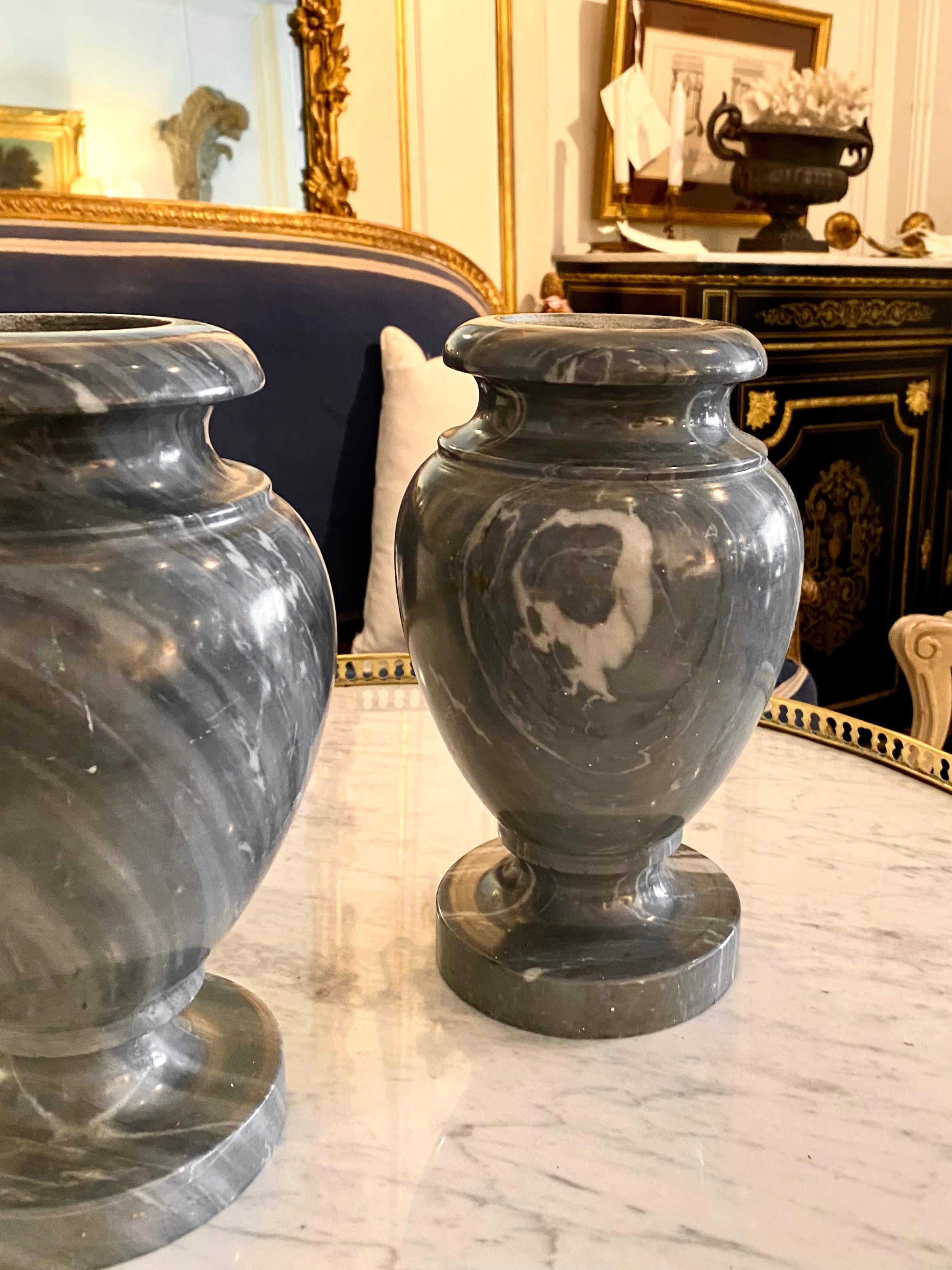 Paar neoklassizistische Urnen aus grauem Marmor im neoklassischen Stil (20. Jahrhundert) im Angebot
