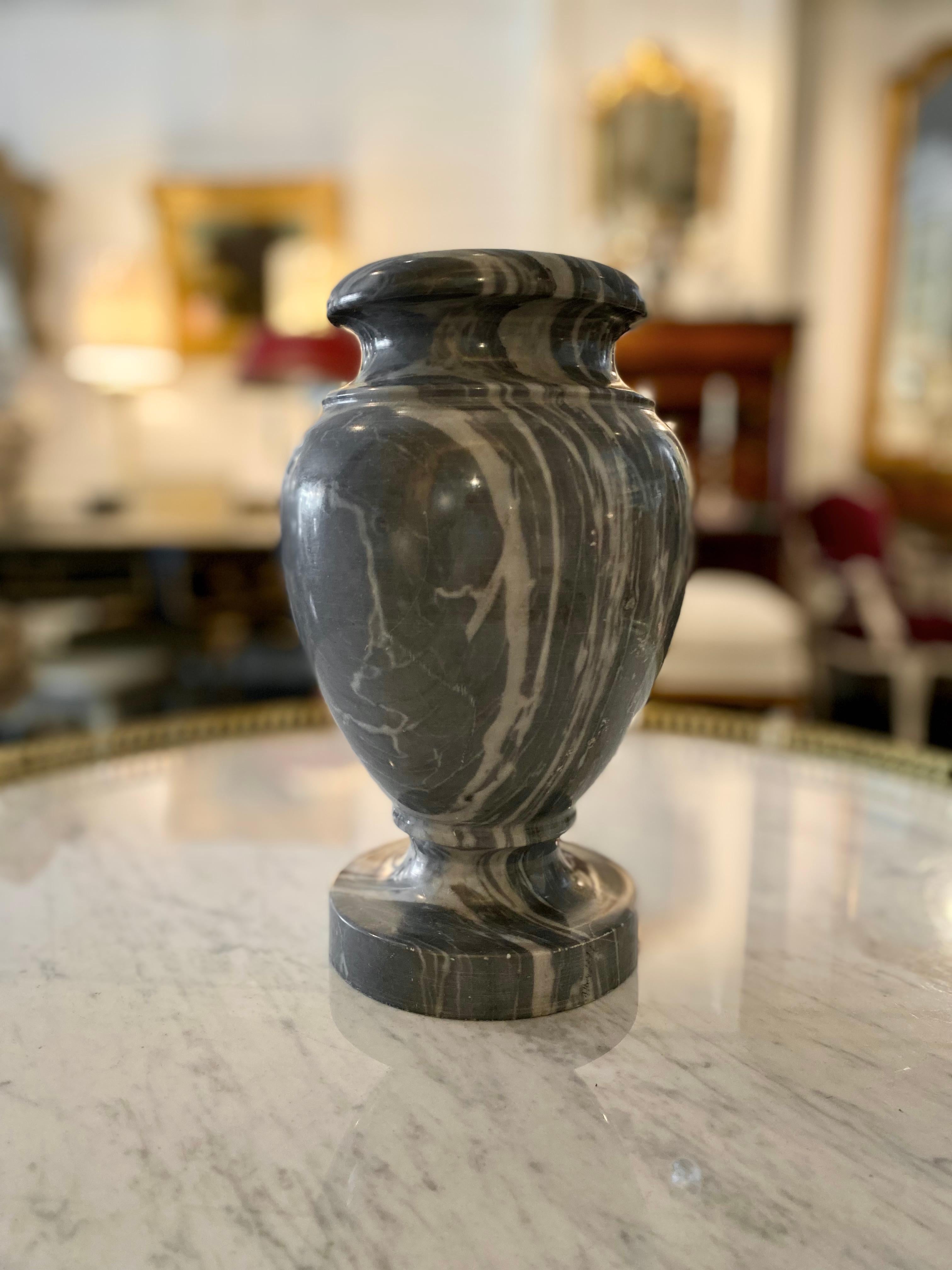 Paar neoklassizistische Urnen aus grauem Marmor im neoklassischen Stil im Angebot 1