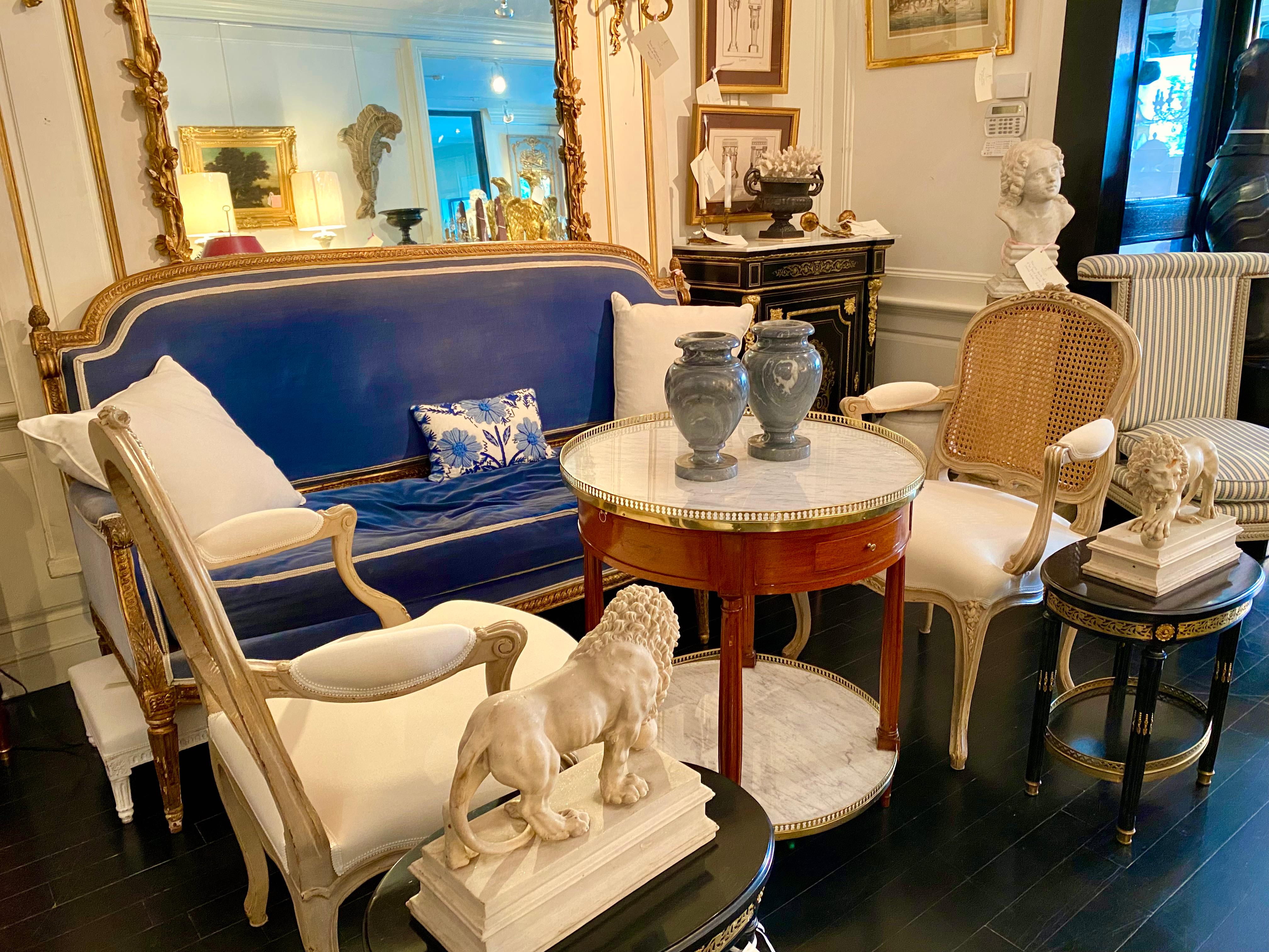 Coppia di urne neoclassiche francesi in marmo grigio in vendita 2