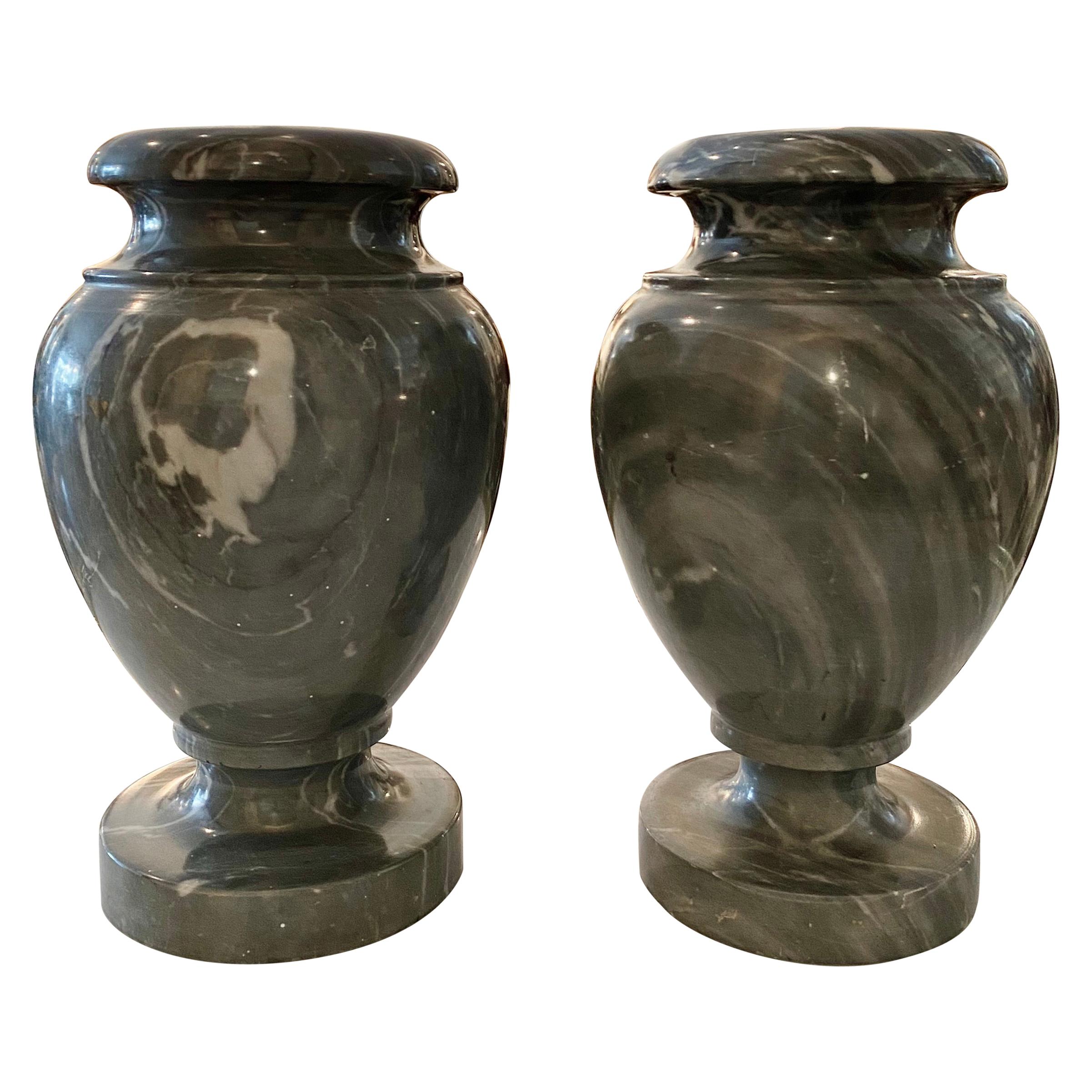 Paar neoklassizistische Urnen aus grauem Marmor im neoklassischen Stil im Angebot