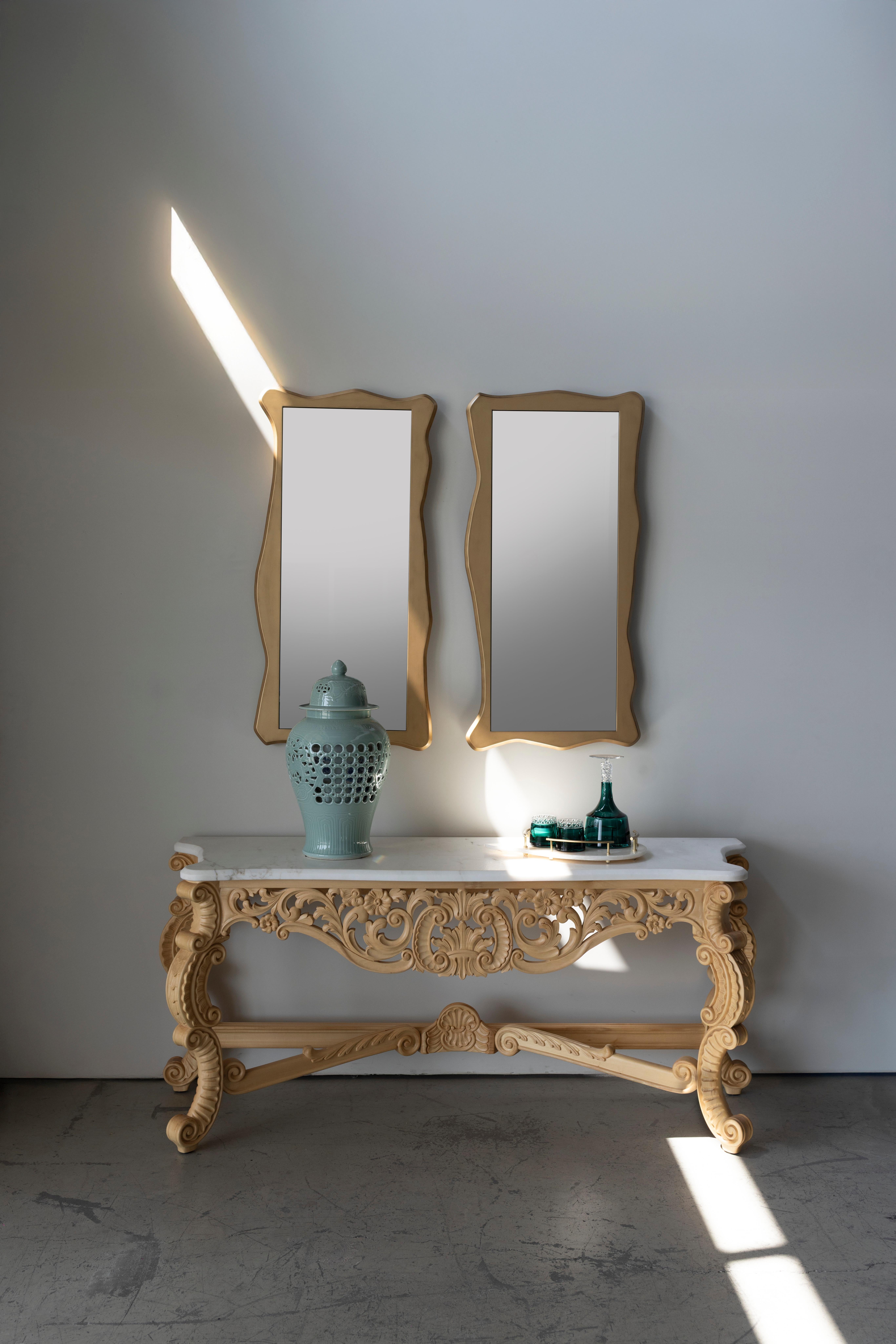 Mesa consola Neoclásica Parma, colección Neoclásica, fabricada a mano en Portugal - Europa por Greenapple.

Consola de estilo neoclásico francés, Parma está tallada a mano en madera de haya.

Una exclusiva y suntuosa consola que atrae las miradas de