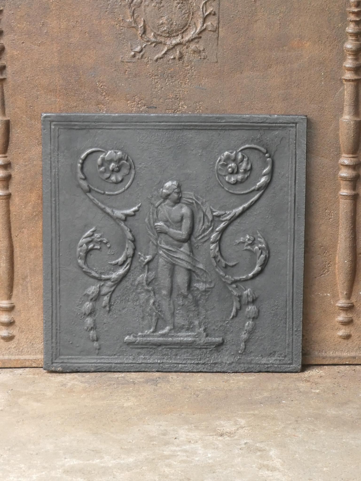 Parafuoco francese di epoca neoclassica del XVIII-XIX secolo con la dea Diana. Dea della caccia, ma anche protettrice degli animali della foresta, soprattutto di quelli giovani. Provava un grande piacere nel cacciare, ma si preoccupava di non