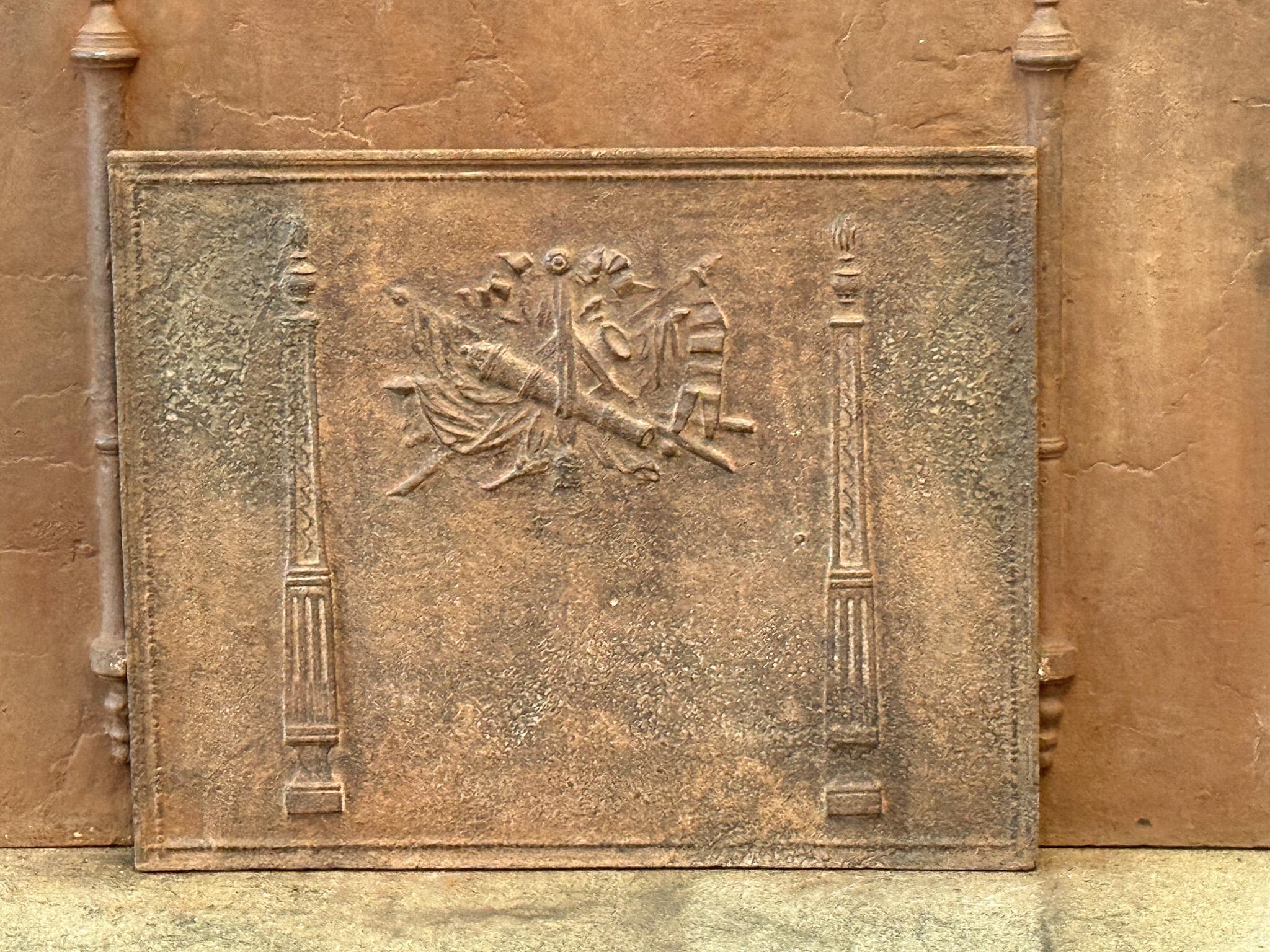 Caminetto francese del periodo neoclassico della fine del XVIII o dell'inizio del XIX secolo.

Lo schienale è in ghisa e presenta una patina marrone naturale. Su richiesta può essere realizzato in nero o peltro senza costi aggiuntivi. È in buone