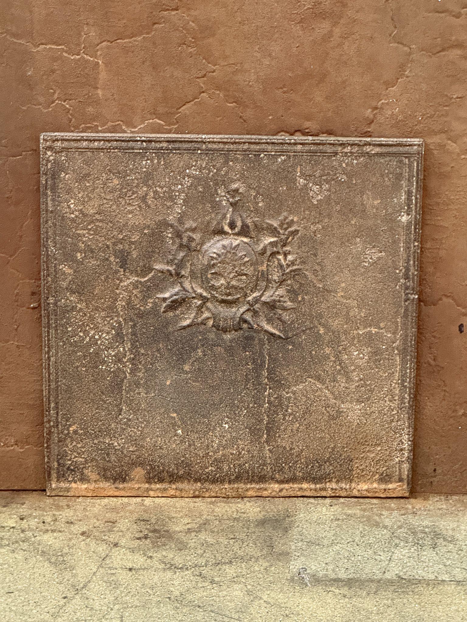 Plaque de cheminée d'époque néoclassique française du début du XIXe siècle à décor floral.

La plaque de cheminée est en fonte et a une patine brune naturelle. Sur demande, il peut être réalisé en noir / étain. La plaque de cheminée est en bon état