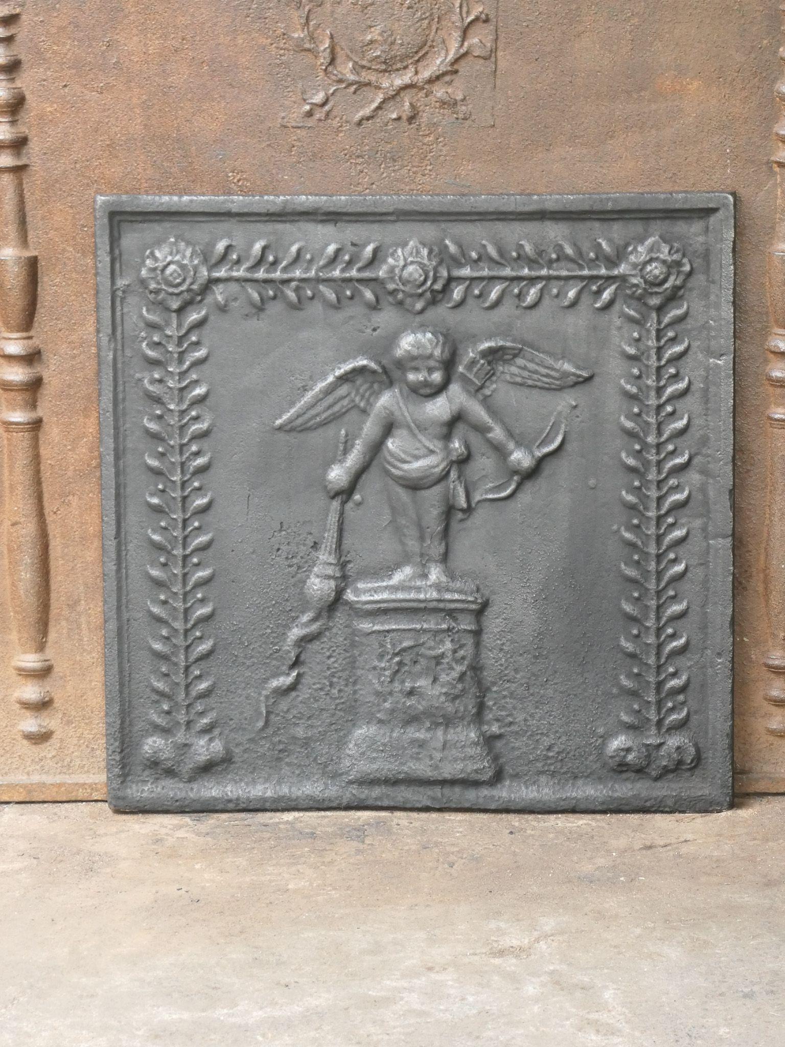 Plaque de cheminée d'époque néoclassique française avec un cupidon.

La plaque de cheminée est en fonte et a une patine noire/étain. La plaque de cheminée est en bon état et ne présente pas de fissures.