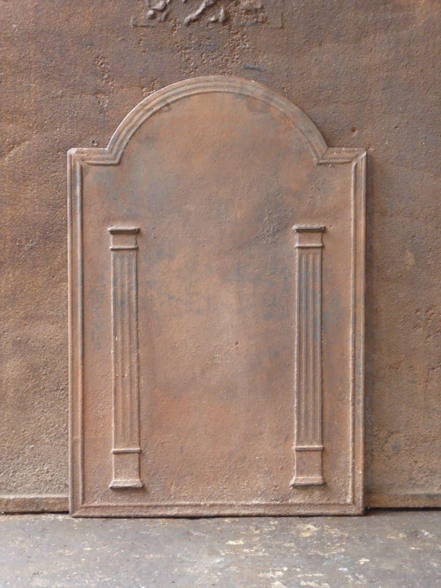 Caminetto francese del periodo neoclassico dell'inizio del XIX secolo.

Lo schienale è in ghisa e presenta una patina marrone naturale. Su richiesta, può essere realizzato in nero o peltro. Lo schienale del camino è in buone condizioni e non