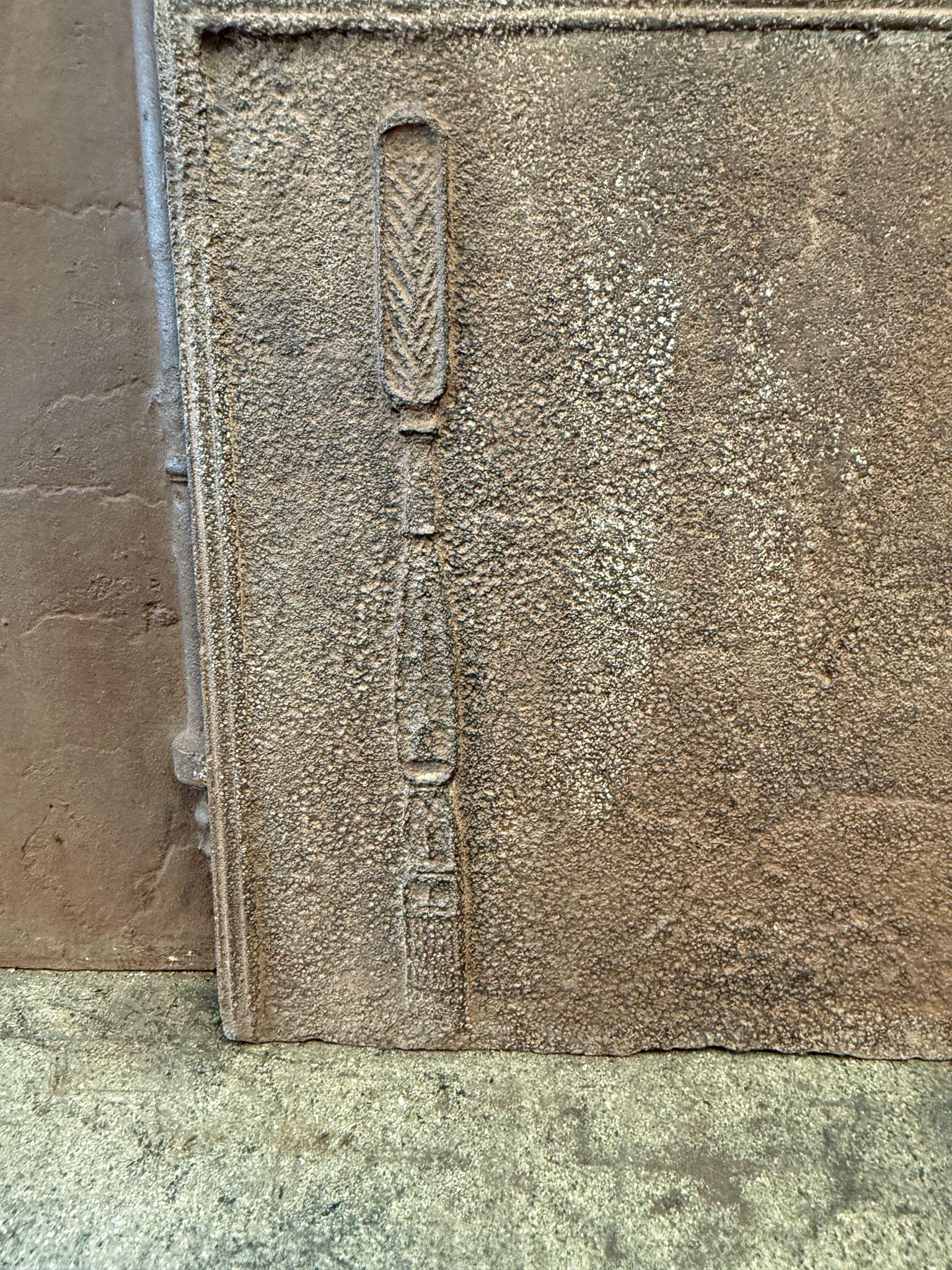 Ferro Rivestimento per caminetto / backsplash di epoca neoclassica francese, inizio XIX secolo. in vendita