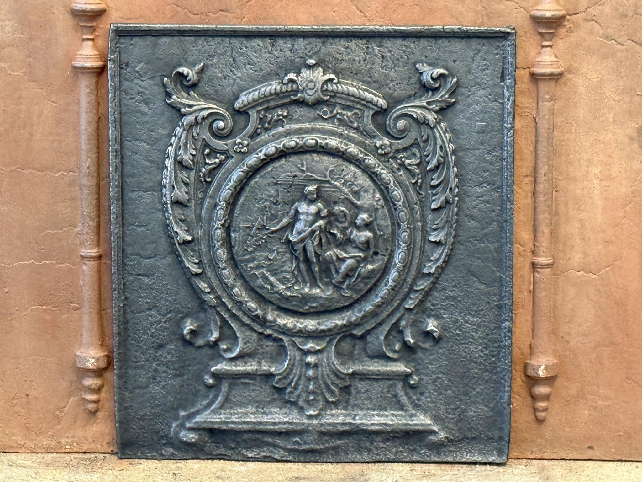 Caminetto francese del periodo neoclassico della fine del XVIII o dell'inizio del XIX secolo.  

Lo schienale del caminetto è in ghisa e presenta una patina nera e color bronzo. È in buone condizioni, senza crepe.

Questo prodotto pesa più di 65 kg.
