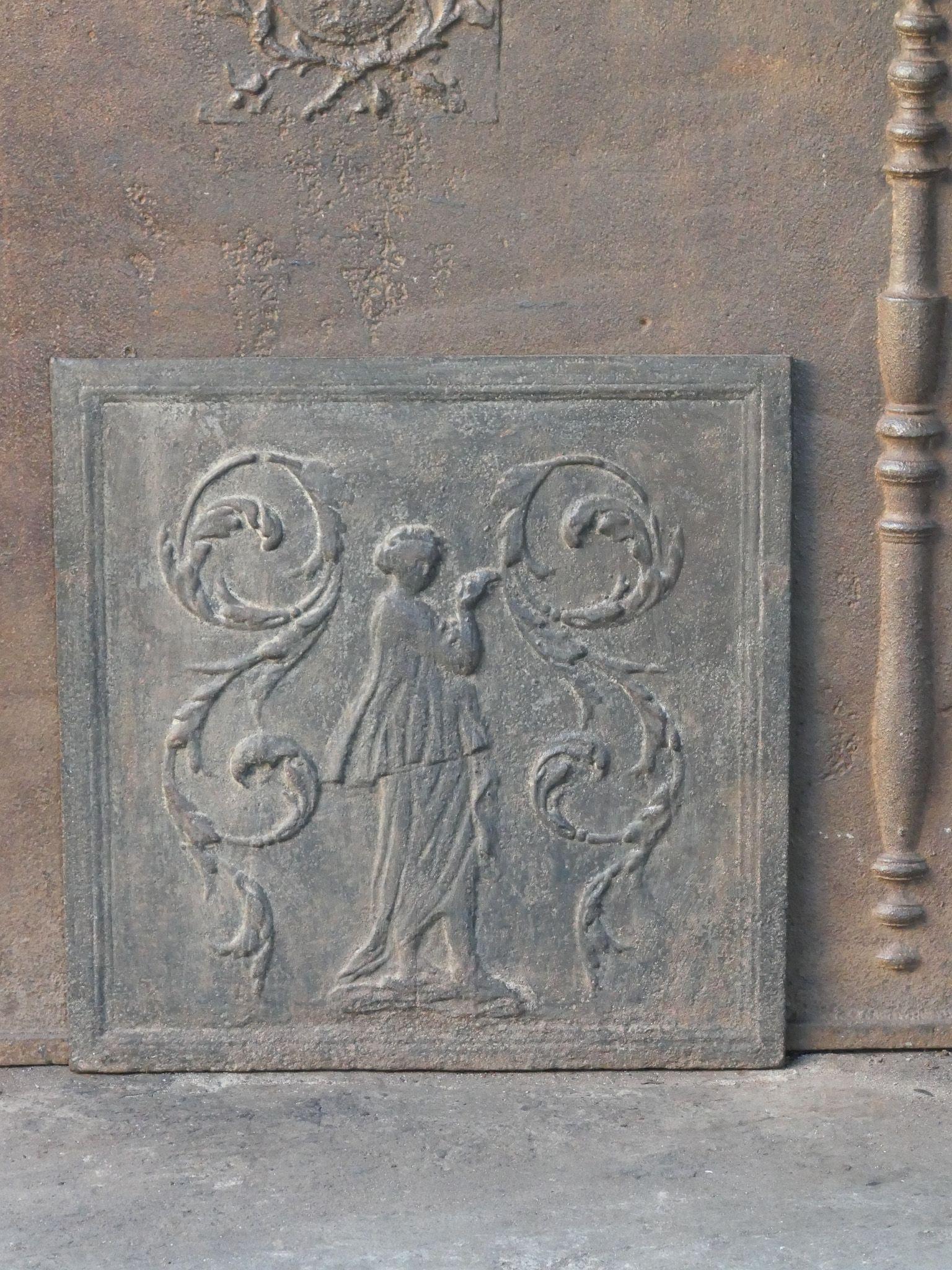 Plaque de cheminée d'époque néoclassique française du XIXe siècle représentant une dame.

La plaque de cheminée est en fonte et a une patine brune naturelle. Sur demande, il peut être réalisé en noir / étain. La plaque de cheminée est en bon état et
