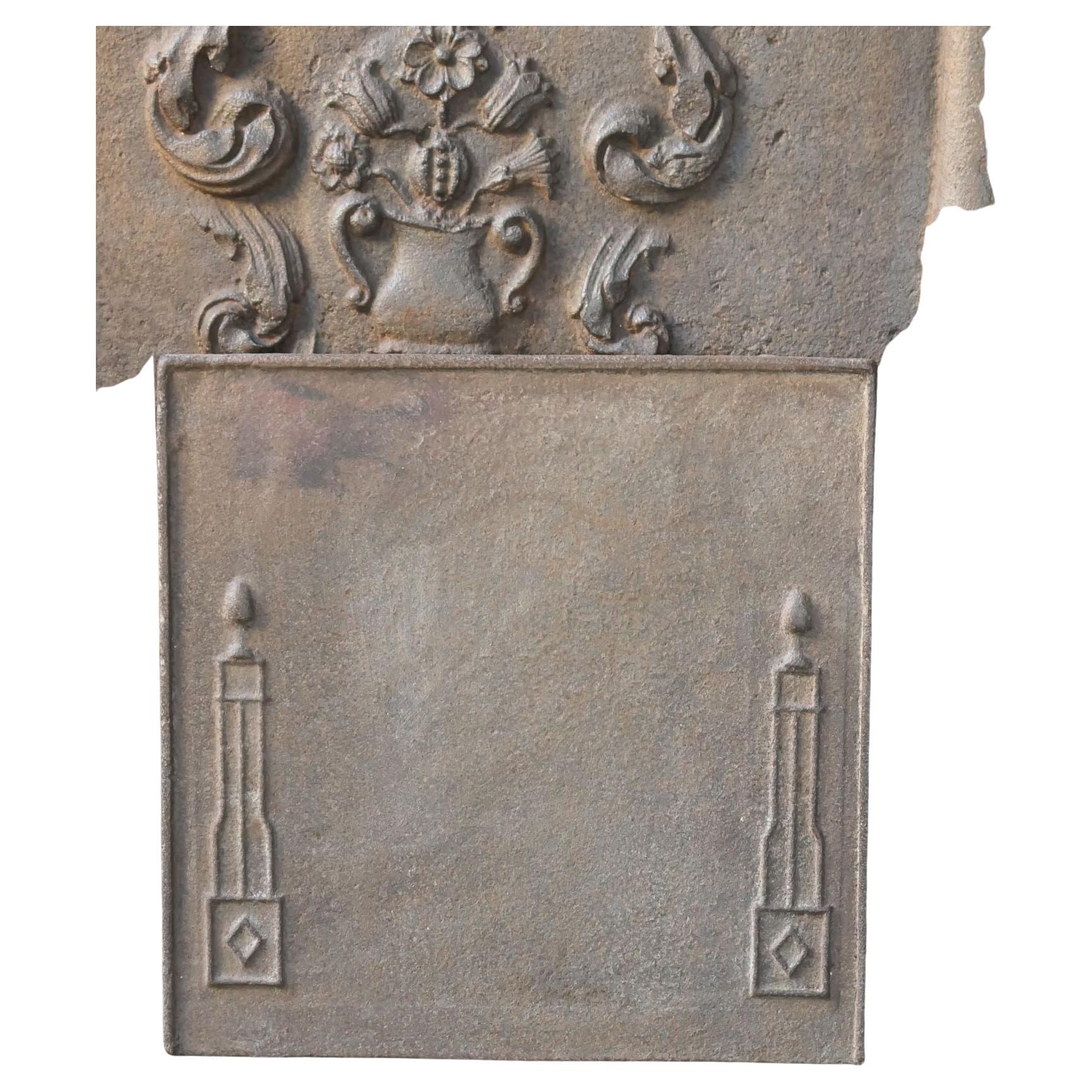 Plaque de cheminée d'époque néoclassique française du XIXe siècle avec deux piliers de la liberté. Les piliers symbolisent la valeur de la liberté, l'une des trois valeurs de la Révolution française. 

La plaque de cheminée est en fonte et a une