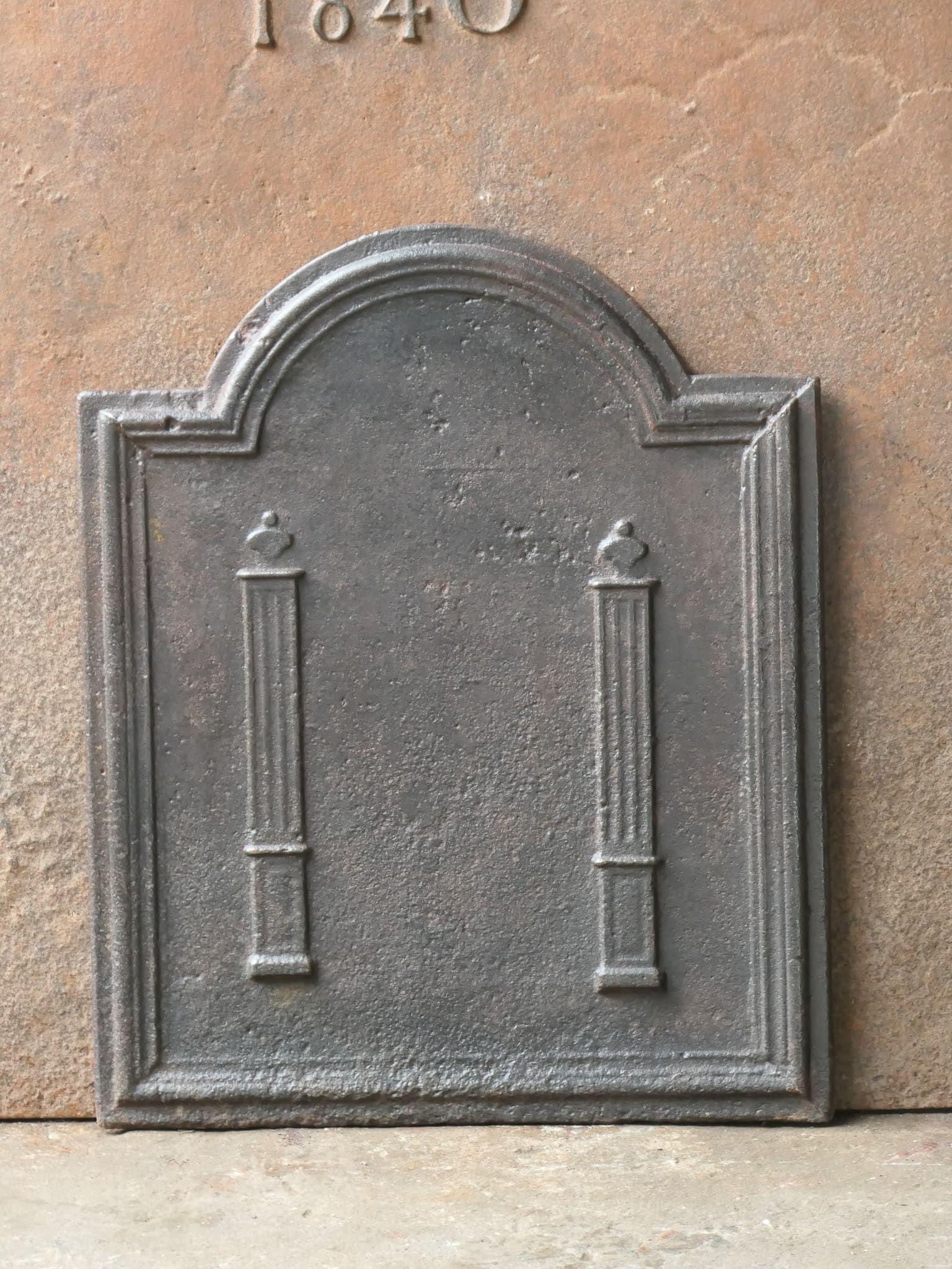Parafuoco francese del periodo neoclassico con due pilastri della libertà. I pilastri simboleggiano il valore della libertà, uno dei tre valori della Rivoluzione Francese.

Lo schienale è in ghisa e presenta una patina marrone naturale. Su