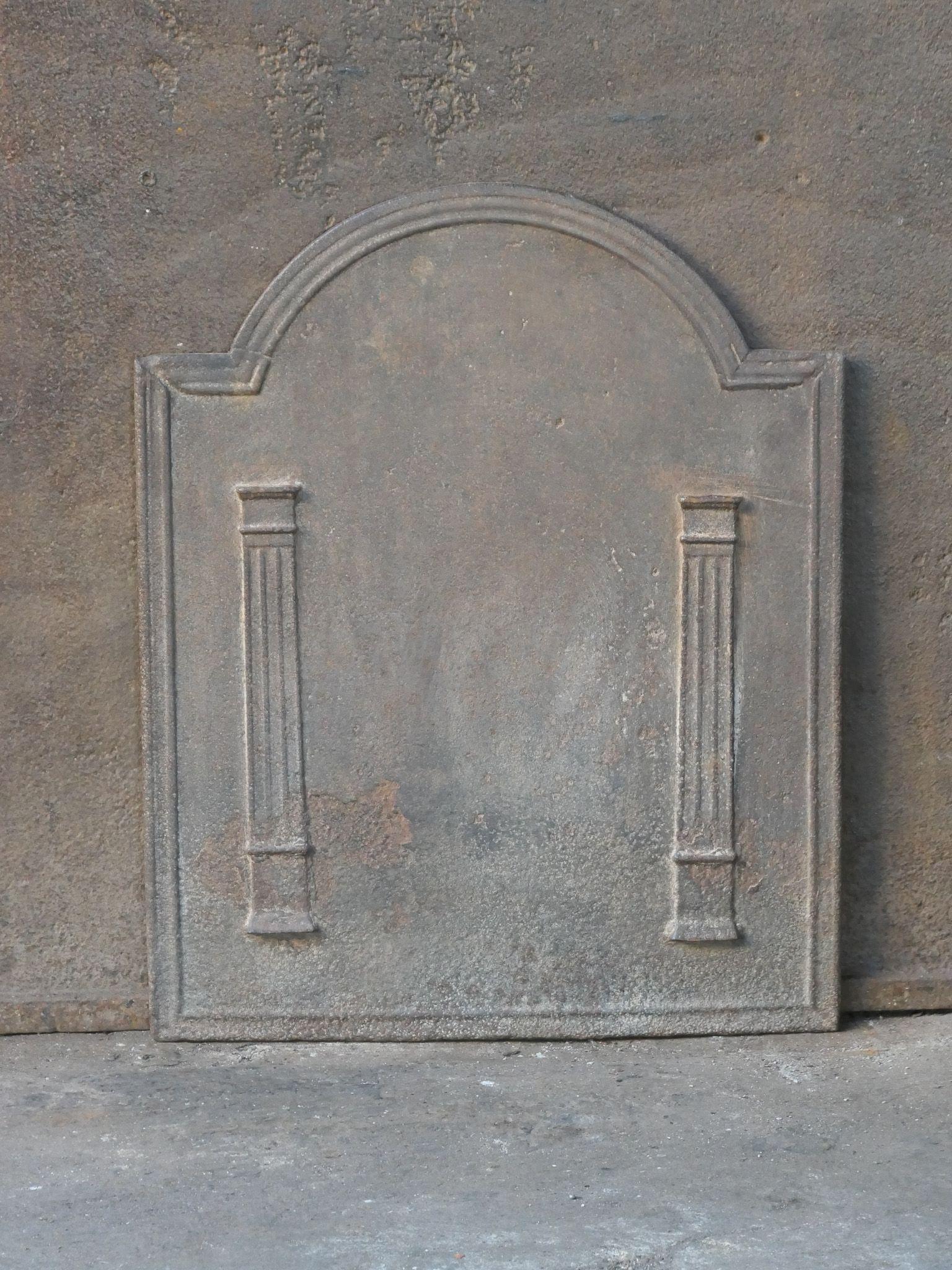 Französischer Kamin aus dem frühen 19. Jahrhundert im neoklassizistischen Stil mit zwei Säulen der Freiheit. Die Säulen symbolisieren den Wert der Freiheit, einen der drei Werte der französischen Revolution.

Die Feuerrückwand ist aus Gusseisen und