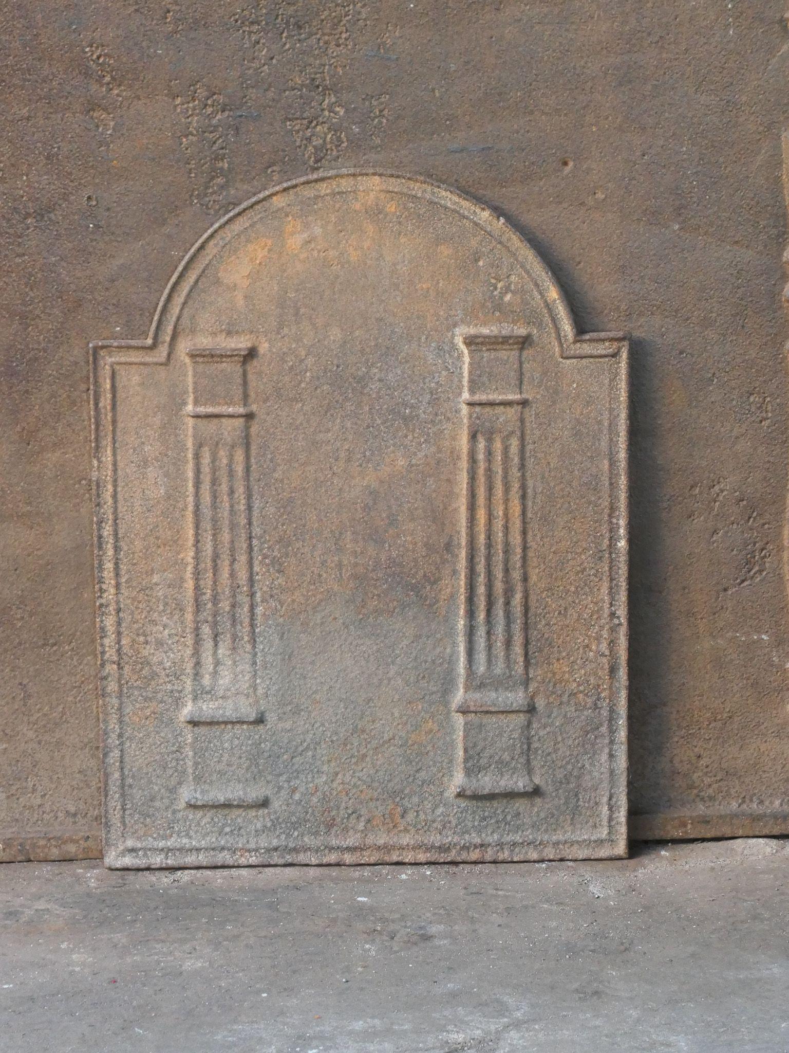 Französischer Kamin aus dem frühen 19. Jahrhundert im neoklassizistischen Stil mit zwei Säulen der Freiheit. Die Säulen symbolisieren den Wert der Freiheit, einen der drei Werte der Französischen Revolution. 

Die Feuerrückwand ist aus Gusseisen und