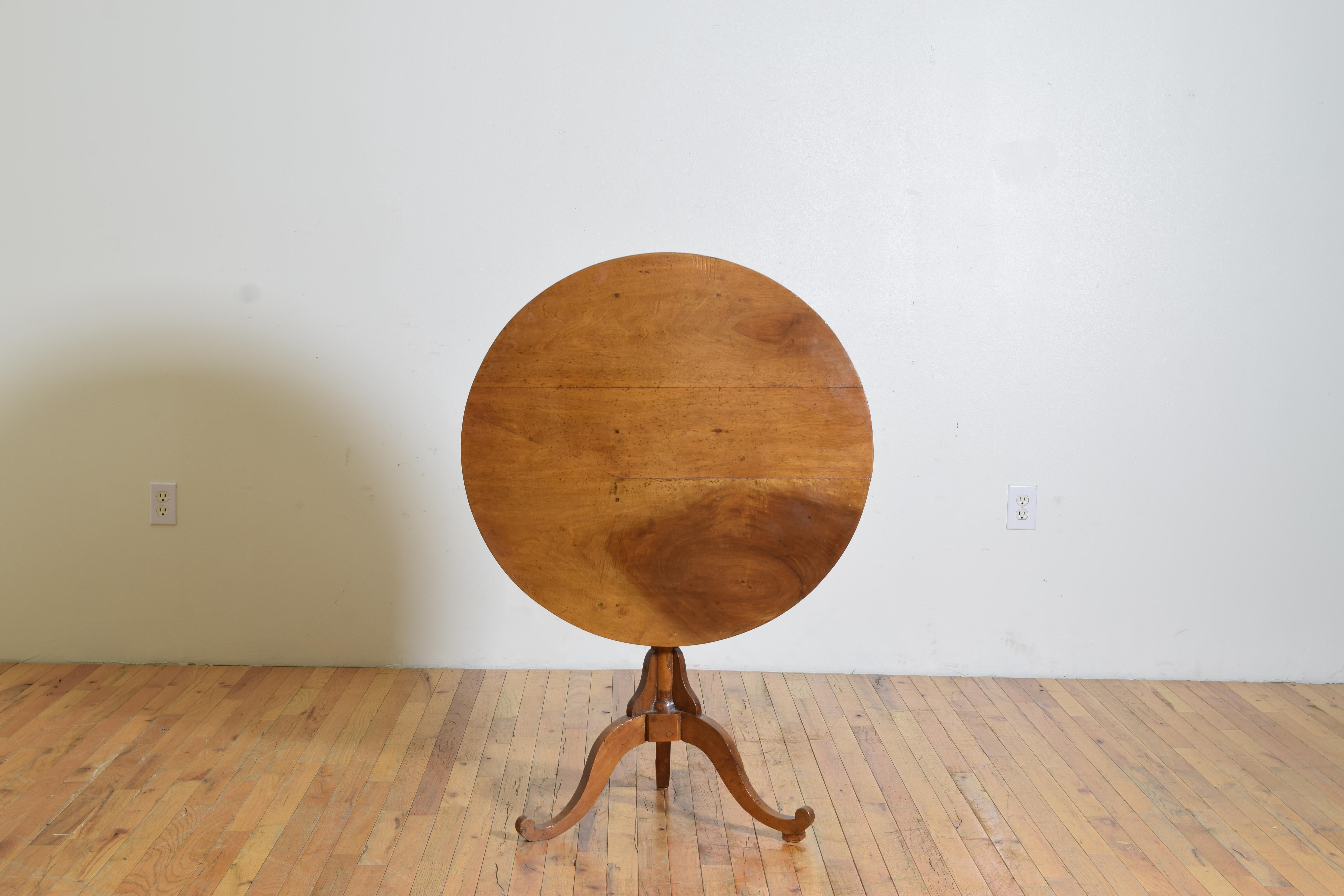 Early 19th Century French Neoclassical Period Solid Walnut Tilt-Top Pedestal Table  For Sale