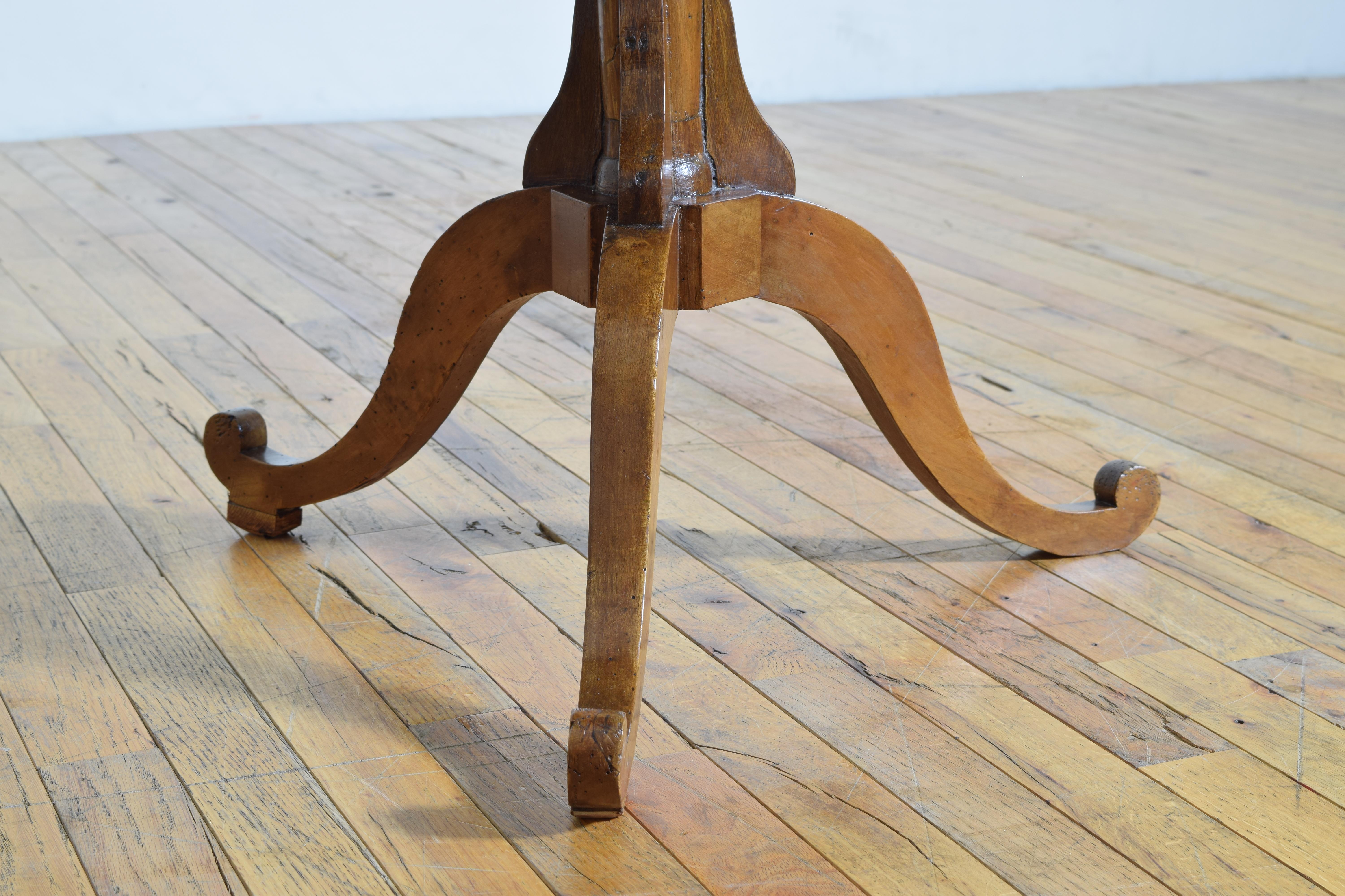 Französischer Neoklassizismus Massiver Nussbaum Kippbarer Pedestal Tisch  im Angebot 3