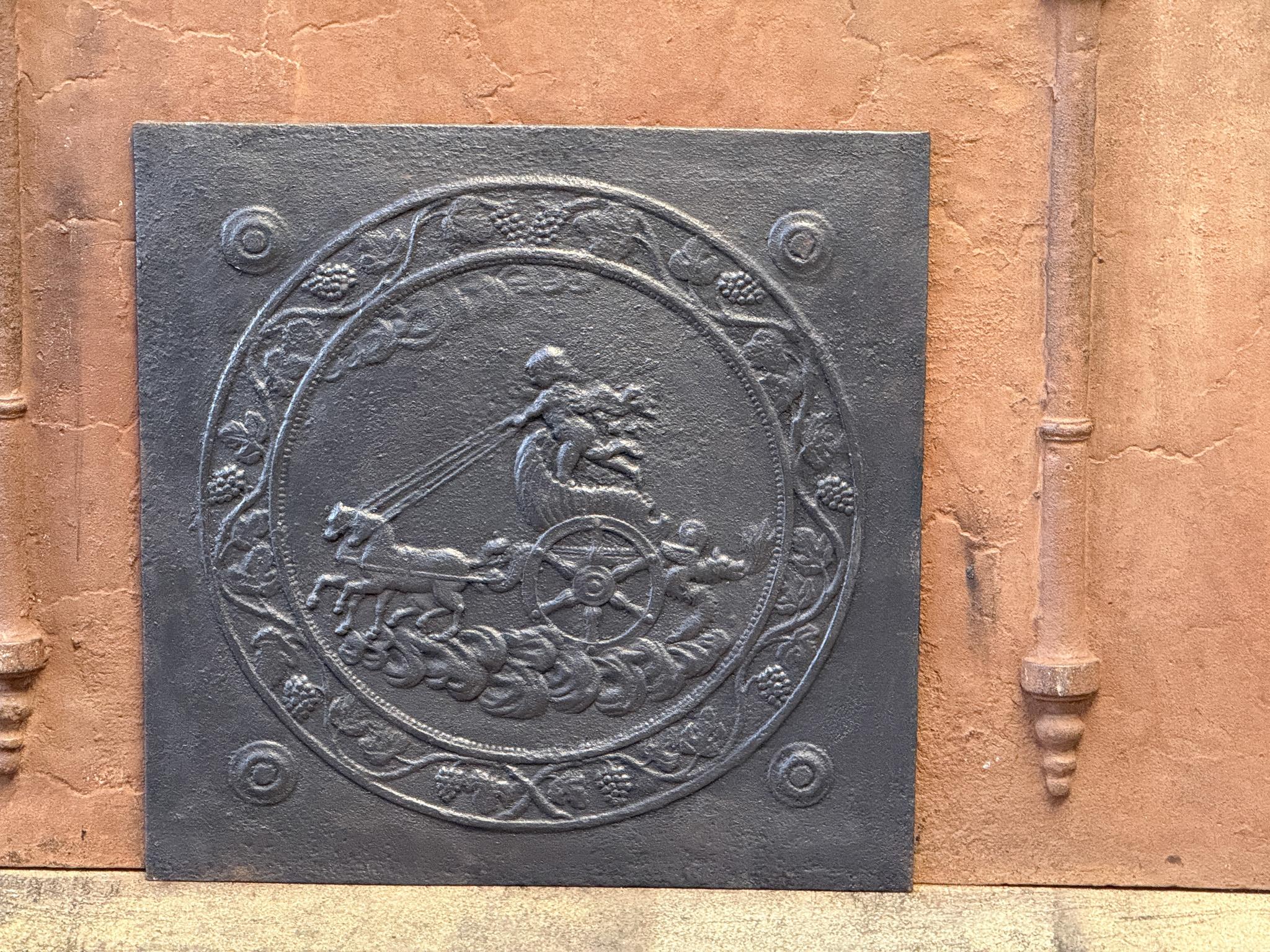 Retrocamino/splendido di epoca neoclassica francese dell'inizio del XIX secolo. Il Re Sole cavalca i raggi solari.

Lo schienale del caminetto è in ghisa e ha un colore nero / peltro. È in buone condizioni e non presenta crepe.