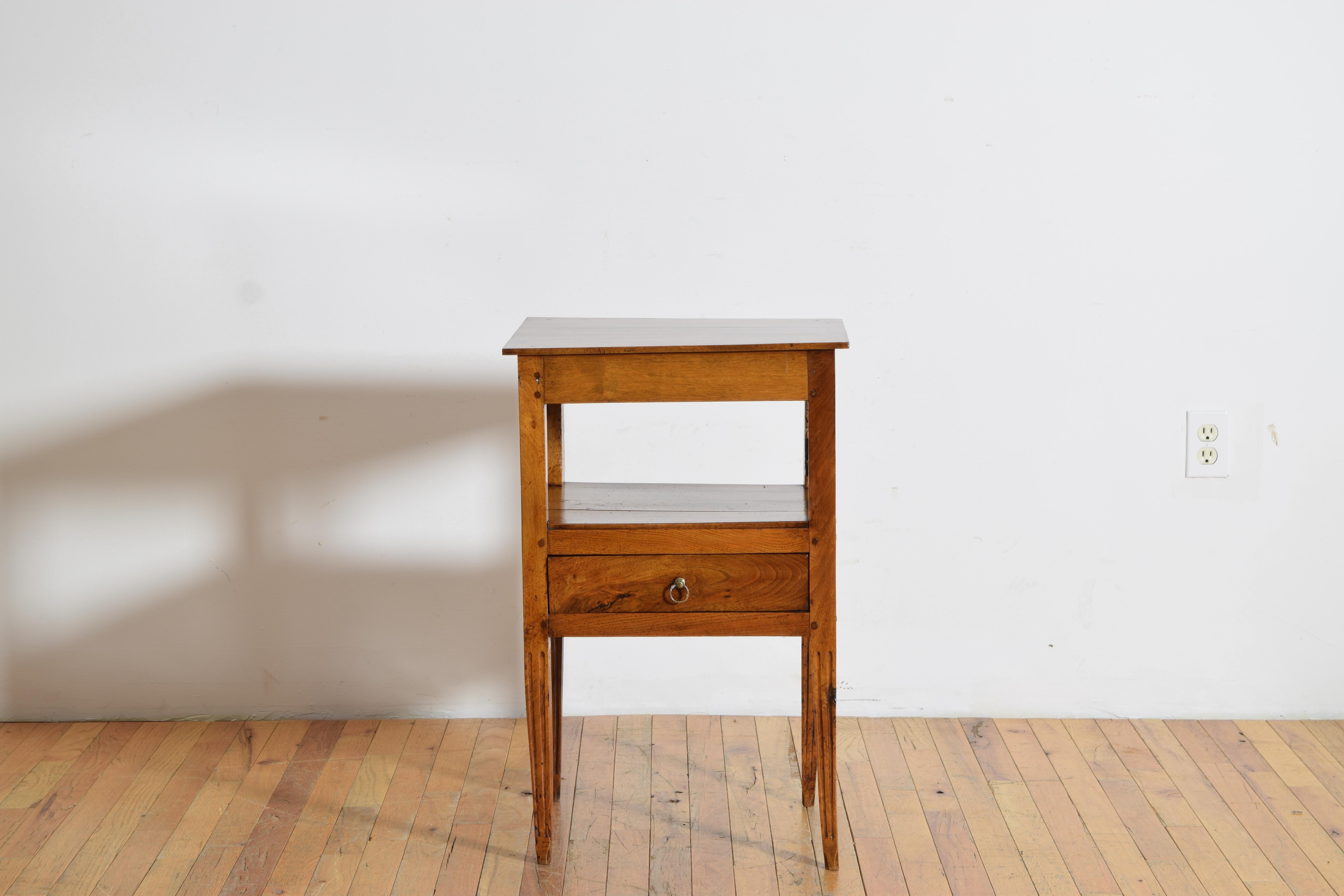 Néoclassique Table à 1 tiroir en noyer d'époque néoclassique française, milieu et fin du XIXe siècle en vente