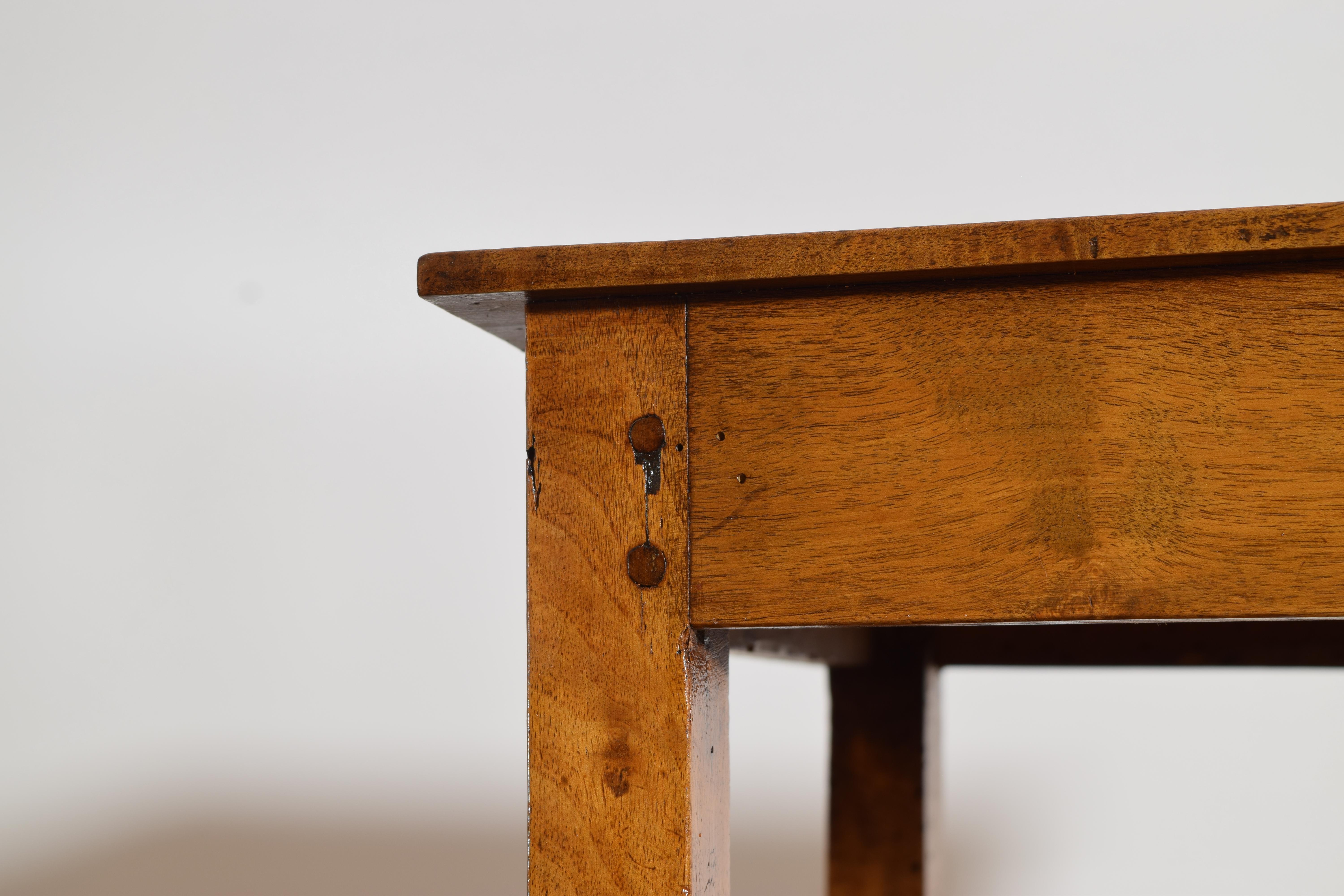 Noyer Table à 1 tiroir en noyer d'époque néoclassique française, milieu et fin du XIXe siècle en vente